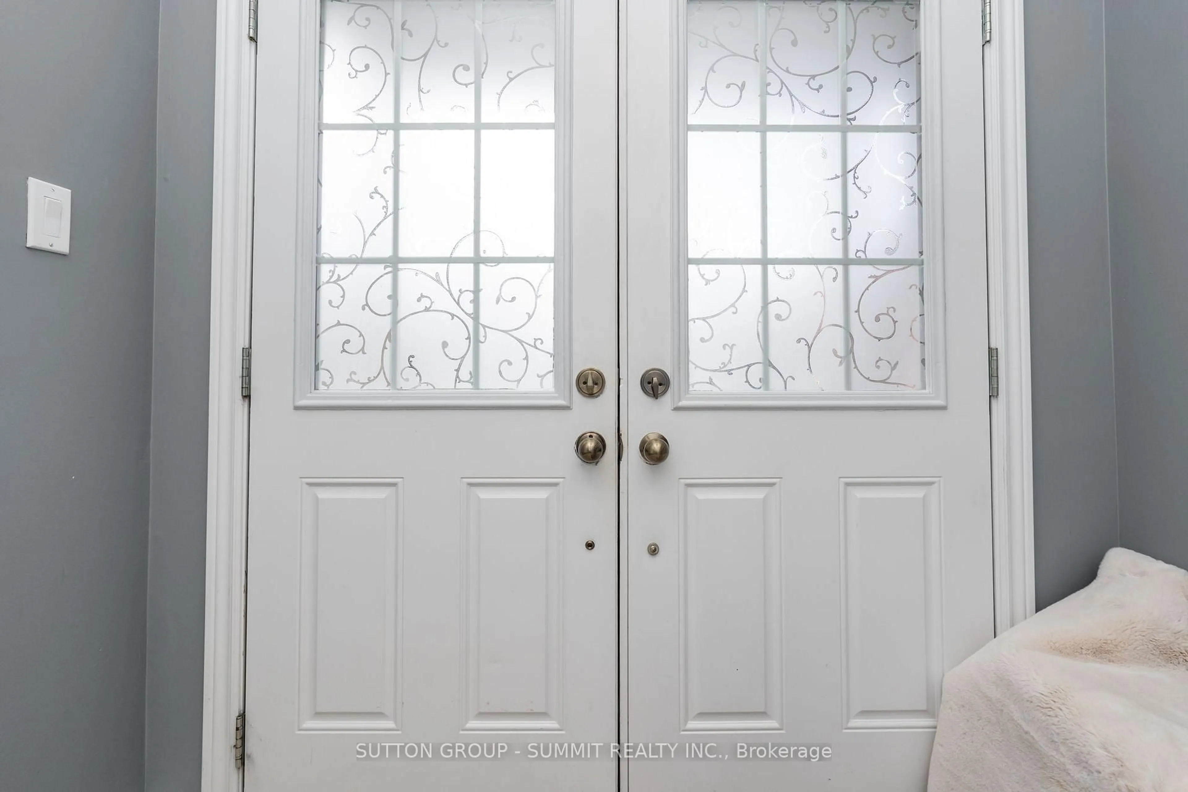 Indoor entryway for 50 BONNIE BRAES Dr, Brampton Ontario L6Y 0G8