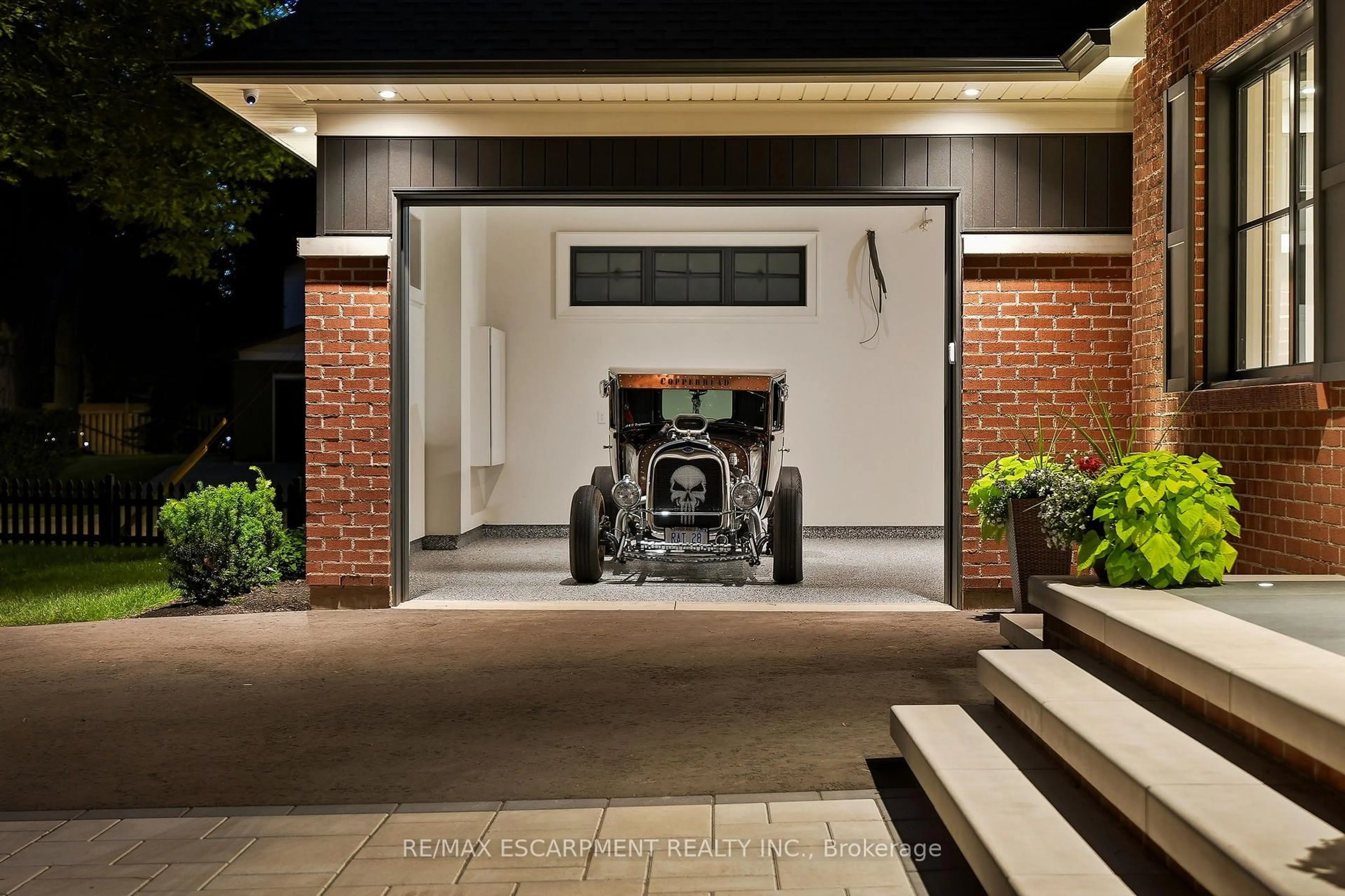 Indoor garage for 727 King Rd, Burlington Ontario L7T 3K5
