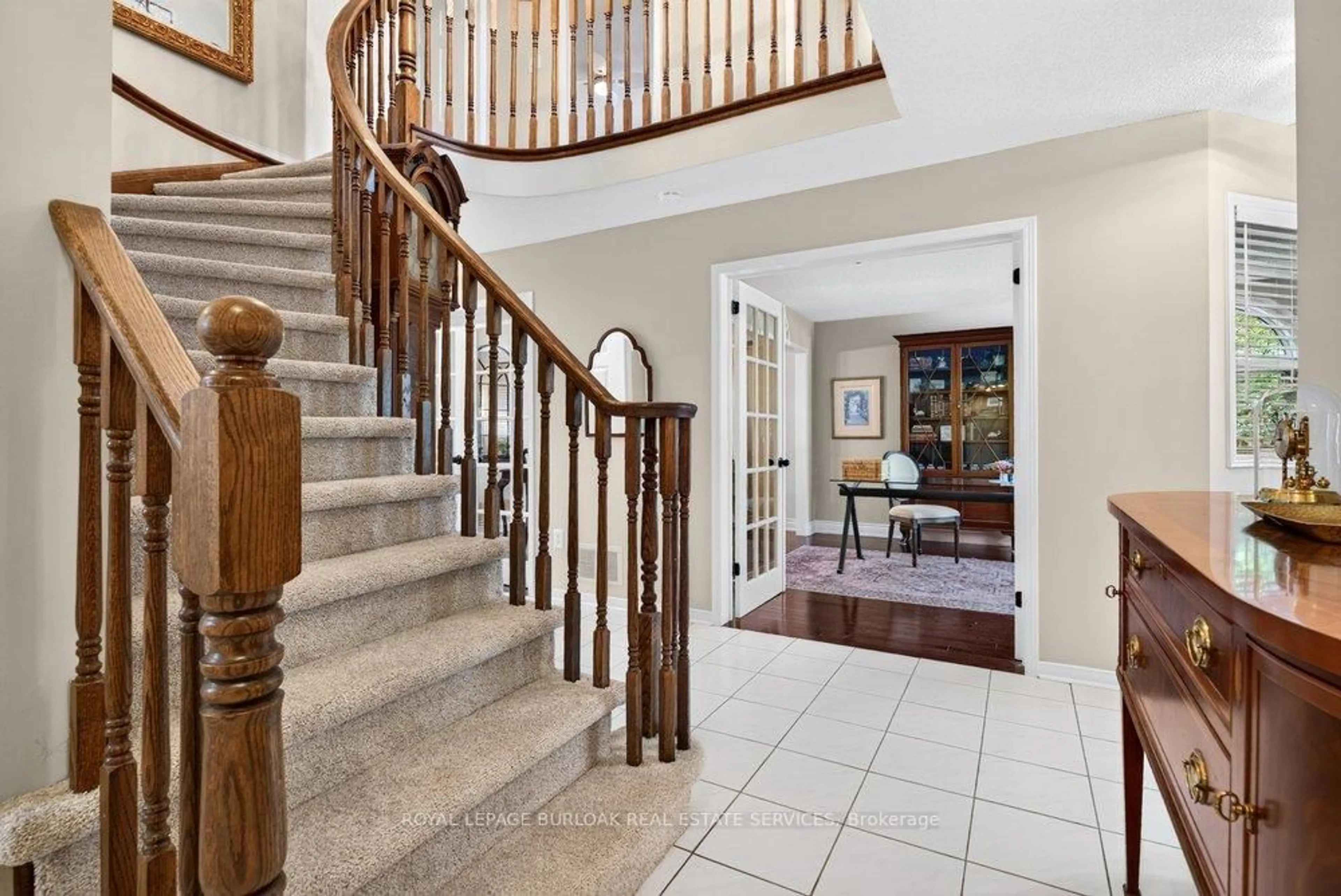 Indoor foyer for 2255 Vista Oak Rd, Oakville Ontario L6M 3L8