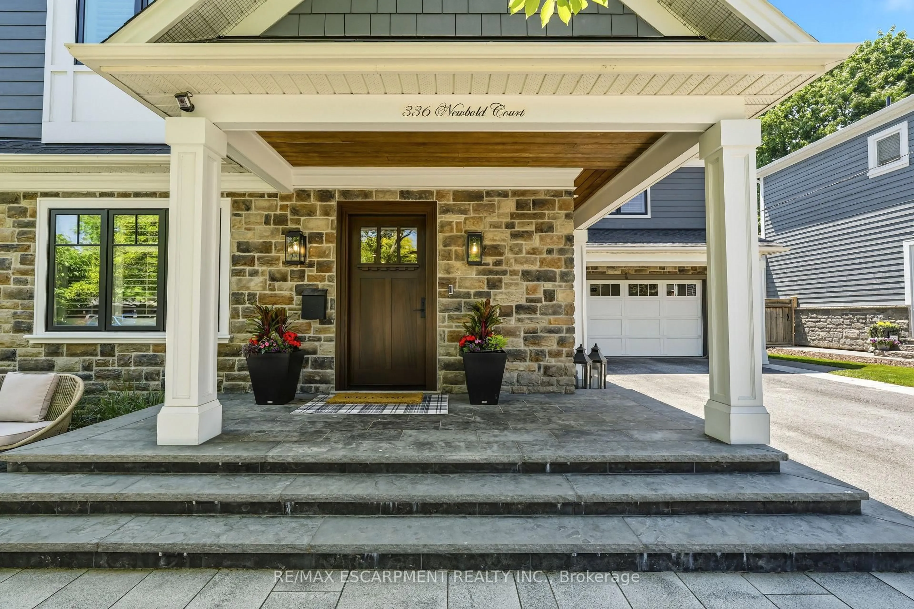 Indoor entryway for 336 Newbold Crt, Burlington Ontario L7R 2Y6