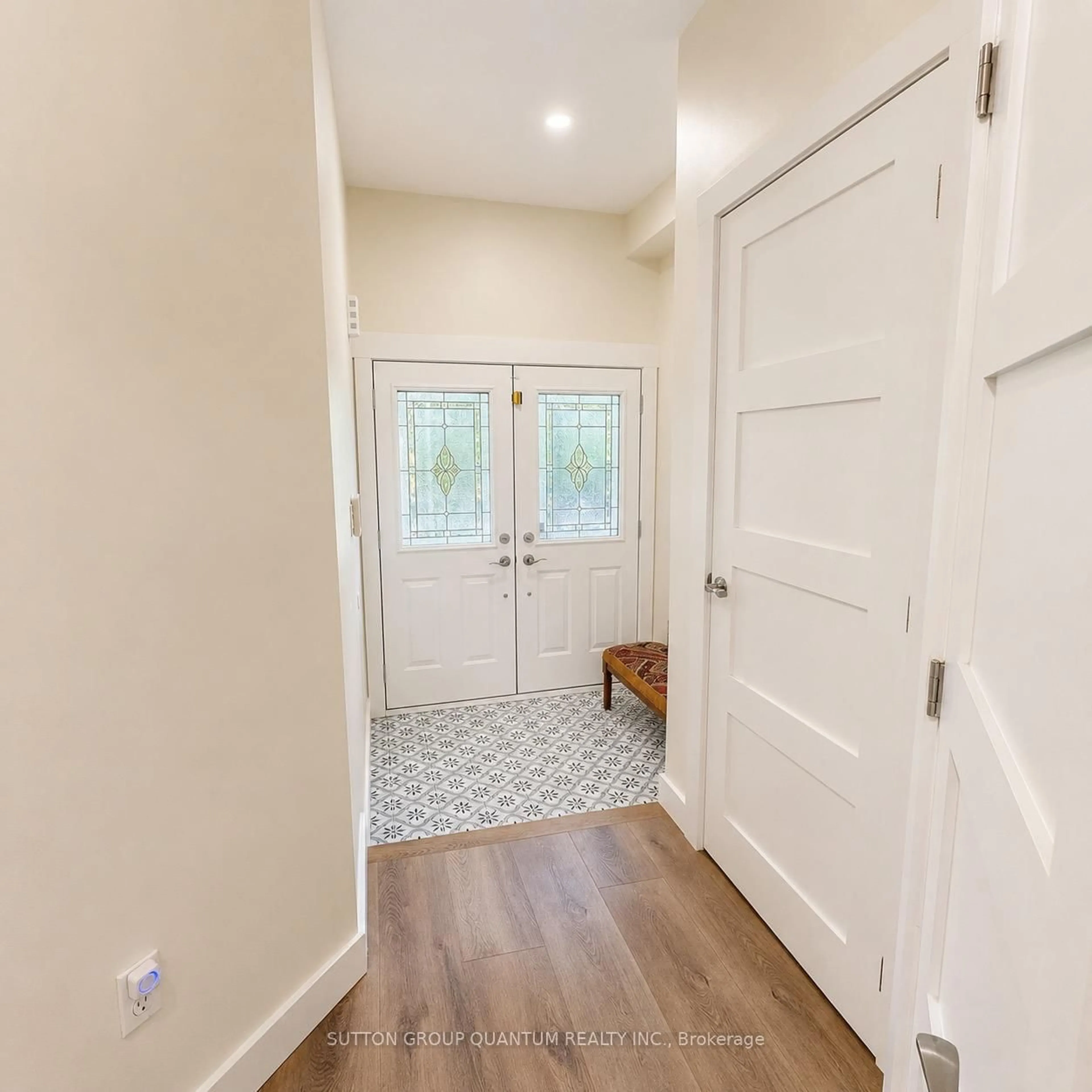 Indoor entryway for 48 Meadowlark Dr, Halton Hills Ontario L7G 6N5