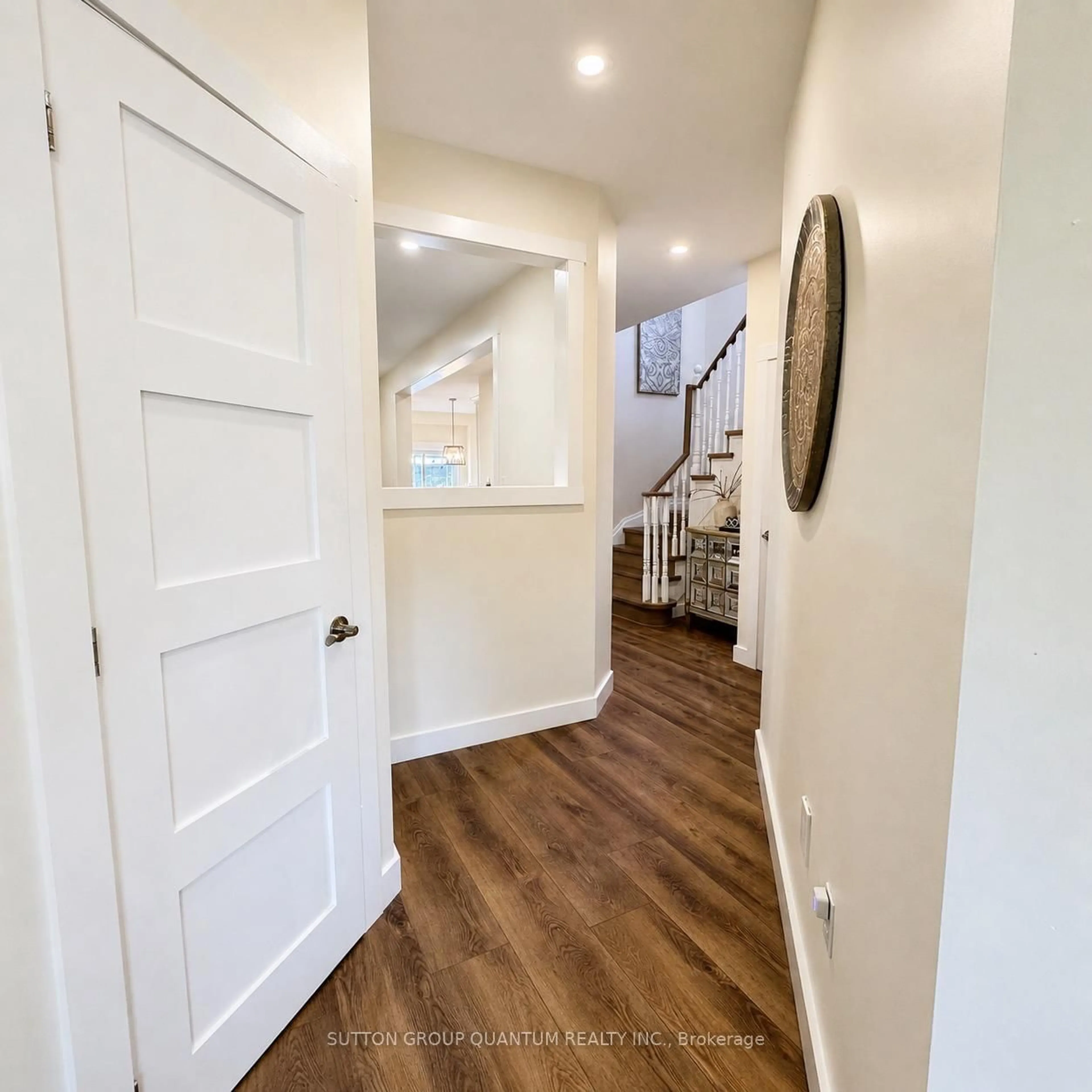 Indoor entryway for 48 Meadowlark Dr, Halton Hills Ontario L7G 6N5