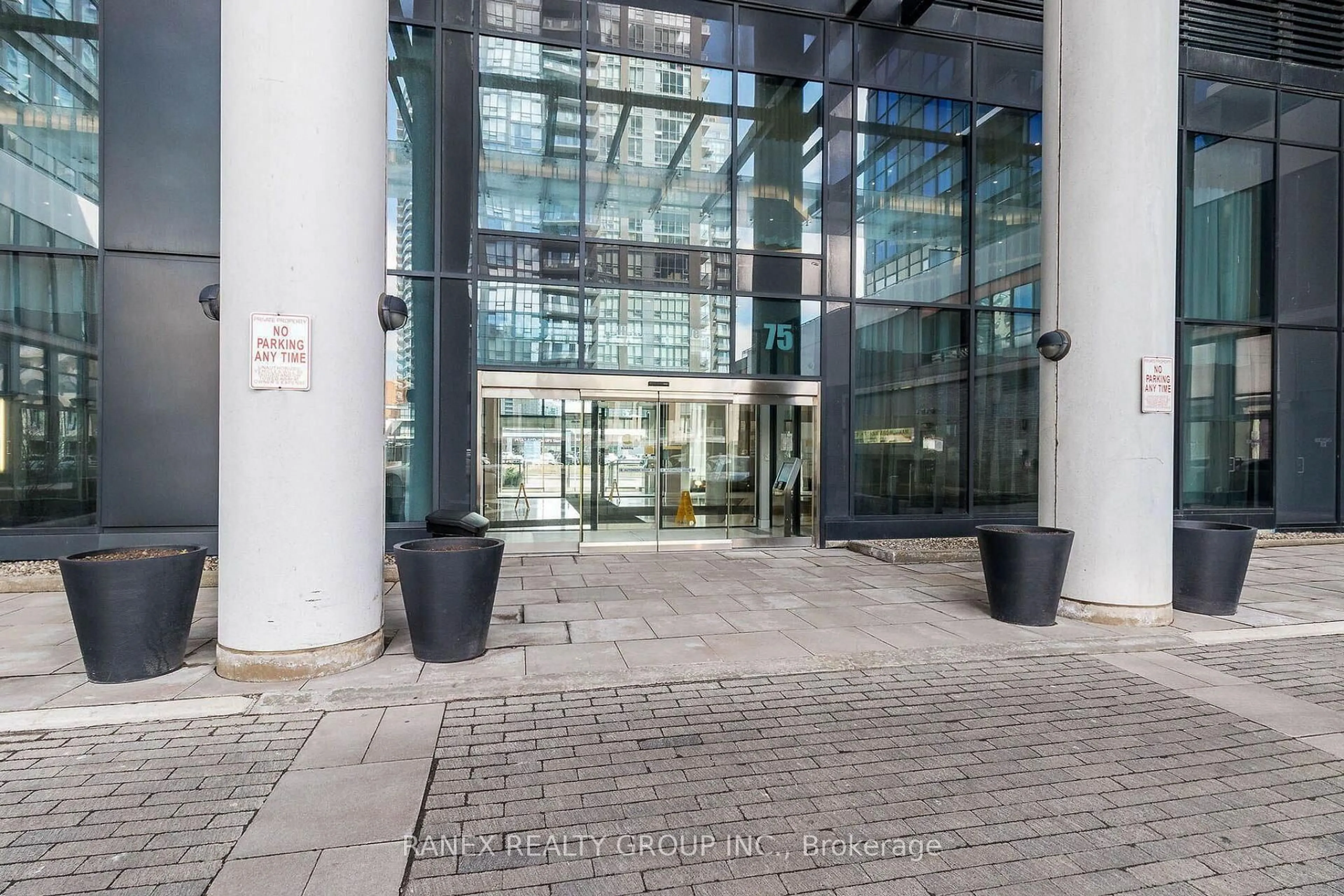 Indoor foyer for 75 Eglinton Ave #2106, Mississauga Ontario L5R 0E5