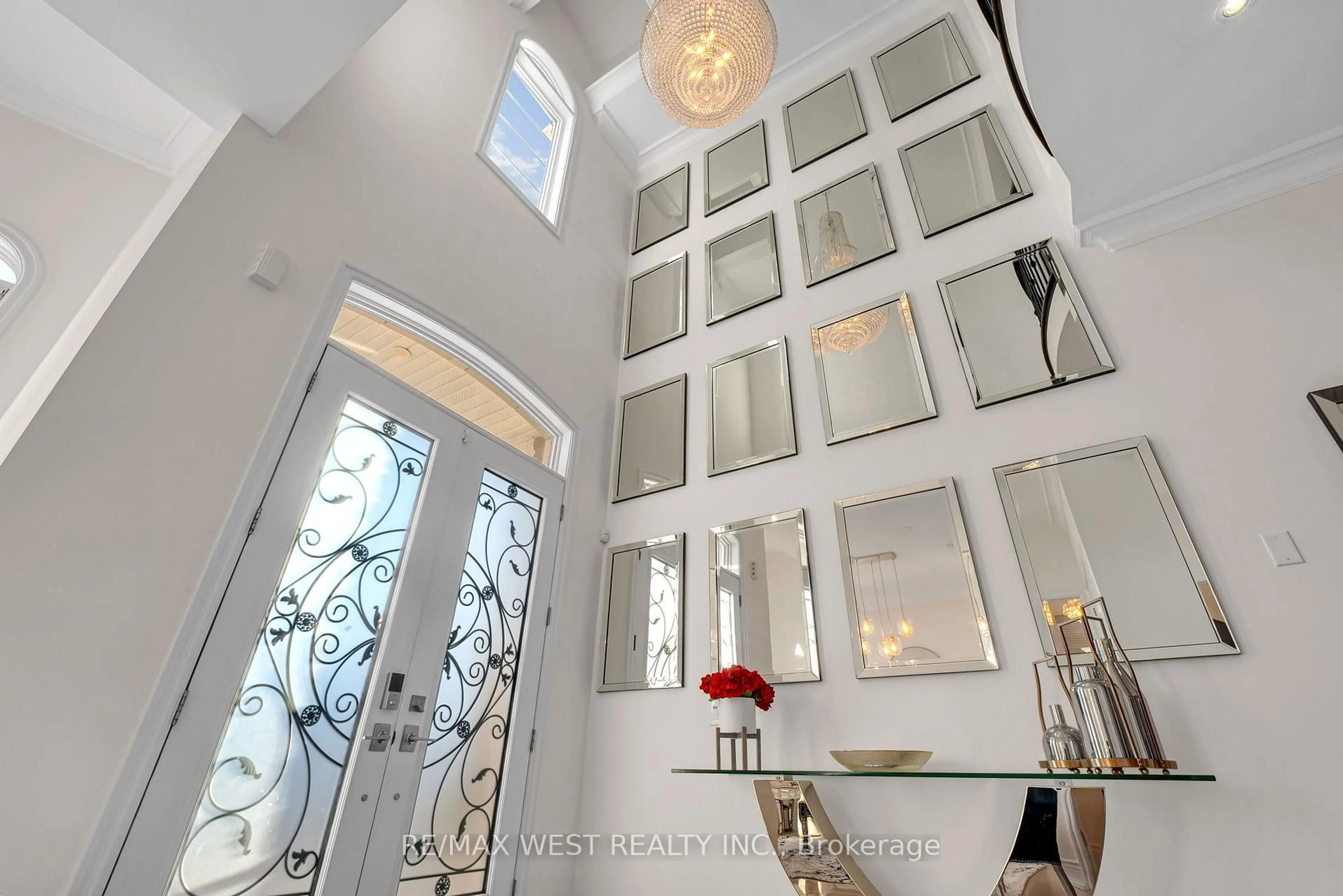Indoor foyer for 9 Interlacken Dr, Brampton Ontario L6X 0Y1