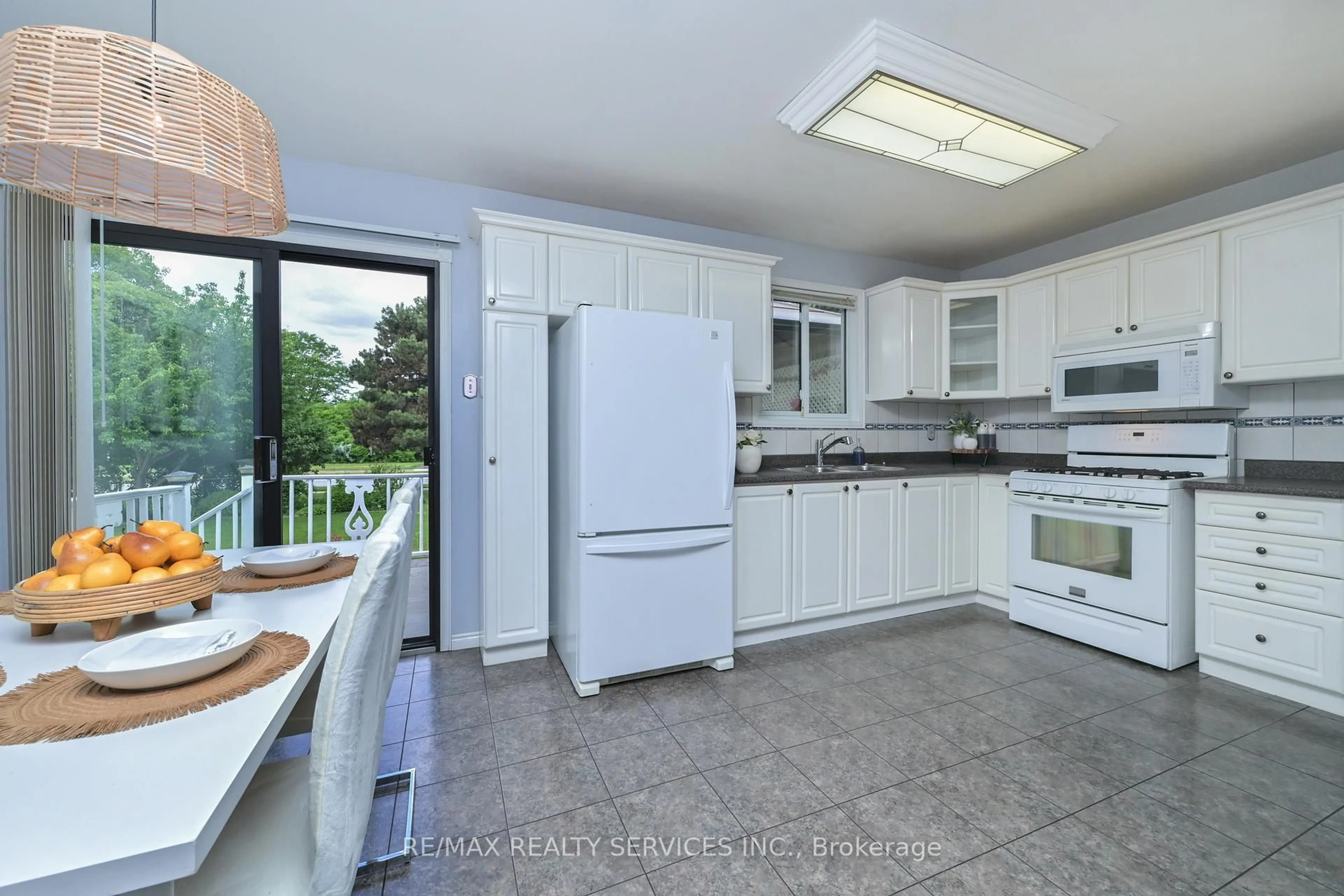 Open concept kitchen, ceramic/tile floor for 47 Grassington Cres, Brampton Ontario L6S 1Z5