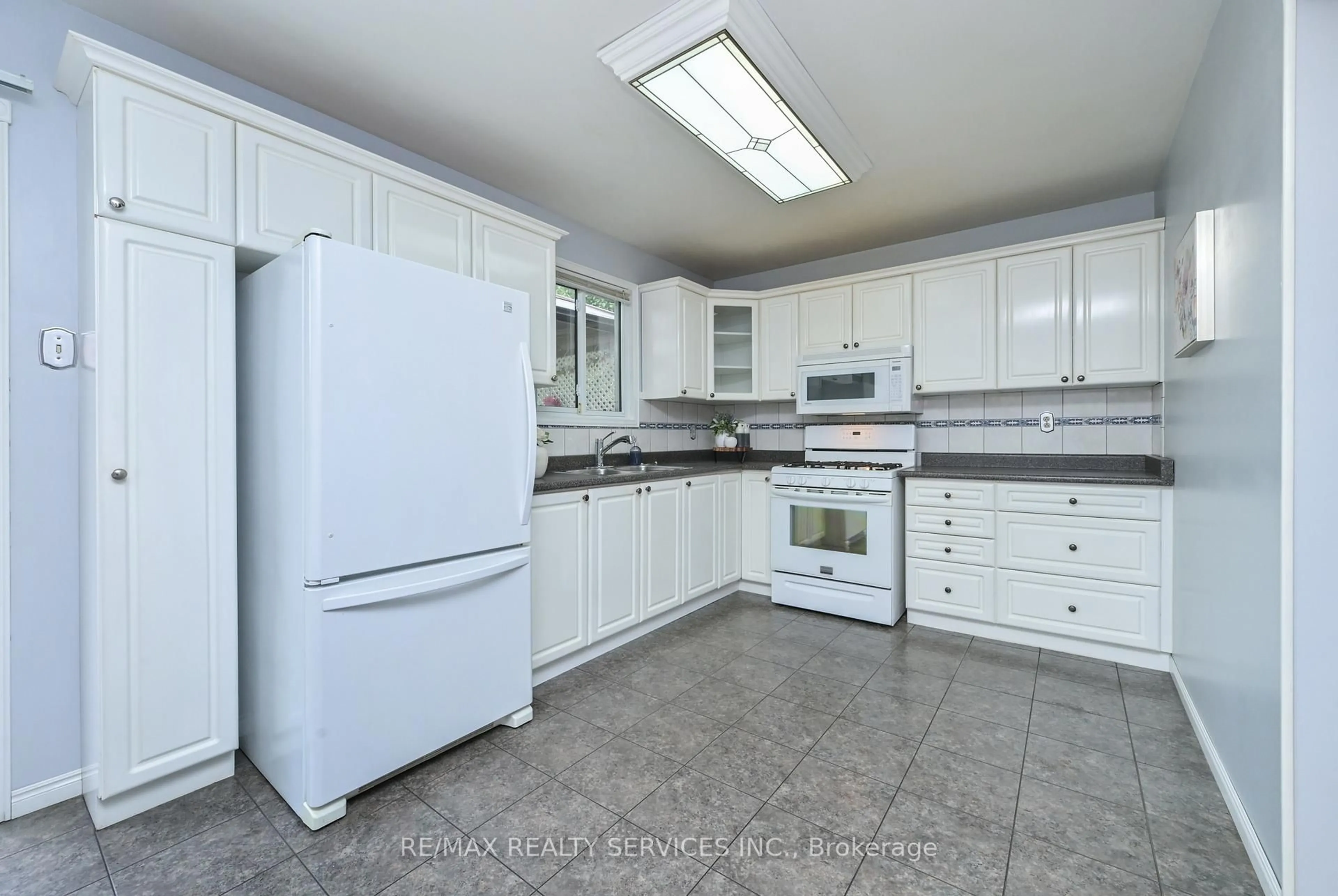Standard kitchen, ceramic/tile floor for 47 Grassington Cres, Brampton Ontario L6S 1Z5