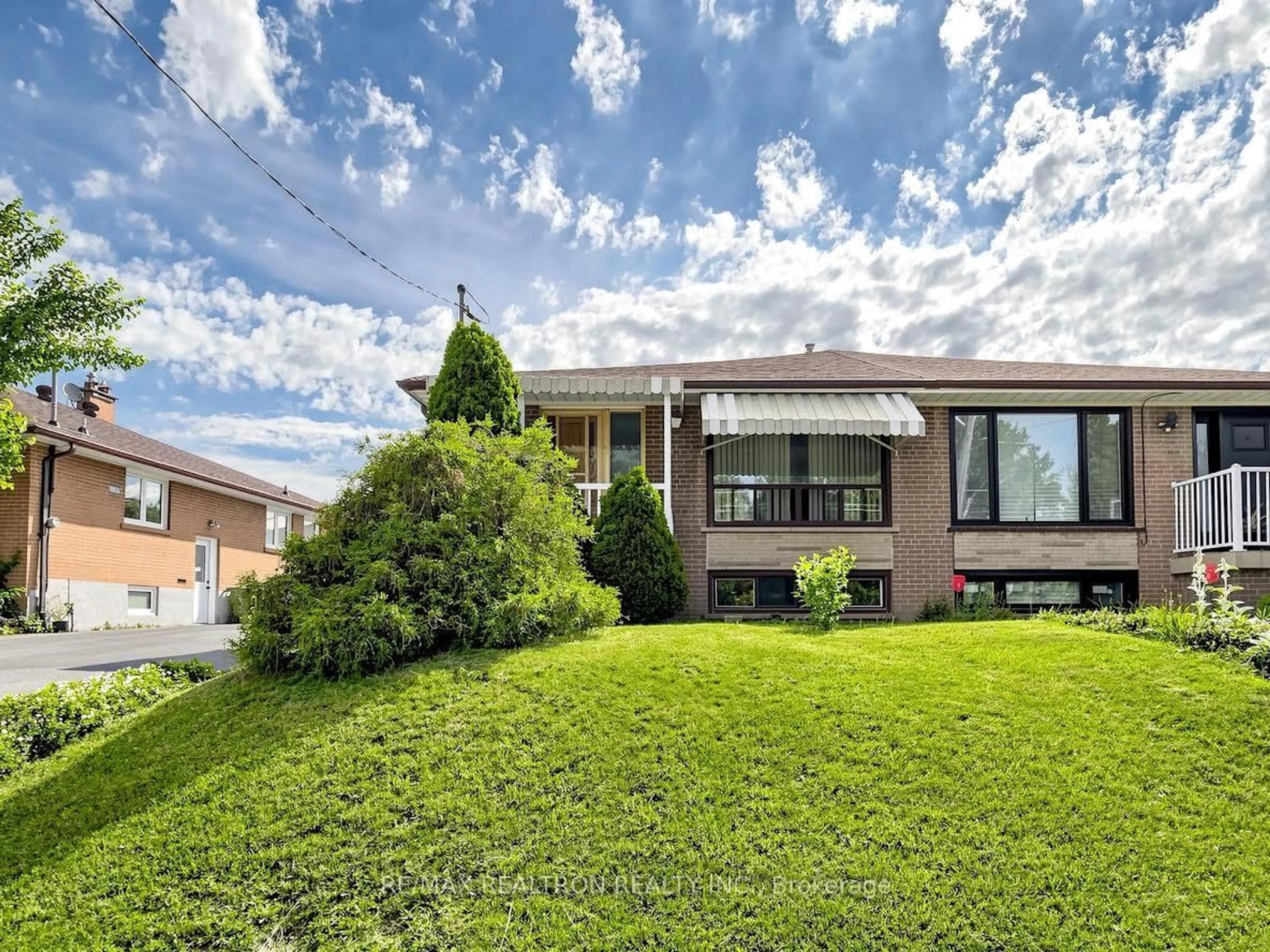A pic from outside/outdoor area/front of a property/back of a property/a pic from drone, street for 2613 Jane St, Toronto Ontario M3L 1R9