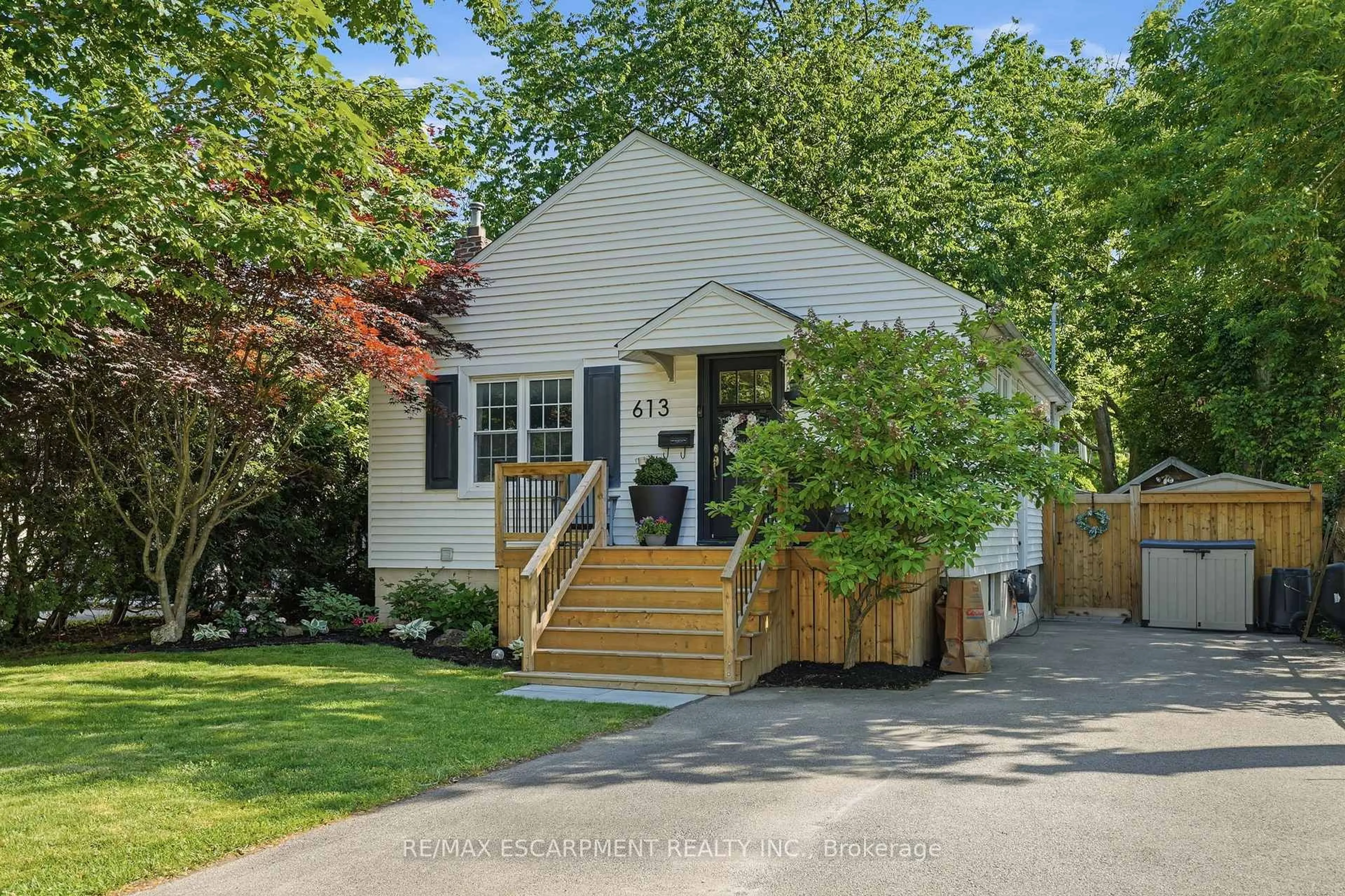 Home with vinyl exterior material, street for 613 Clark Ave, Burlington Ontario L7S 1P1