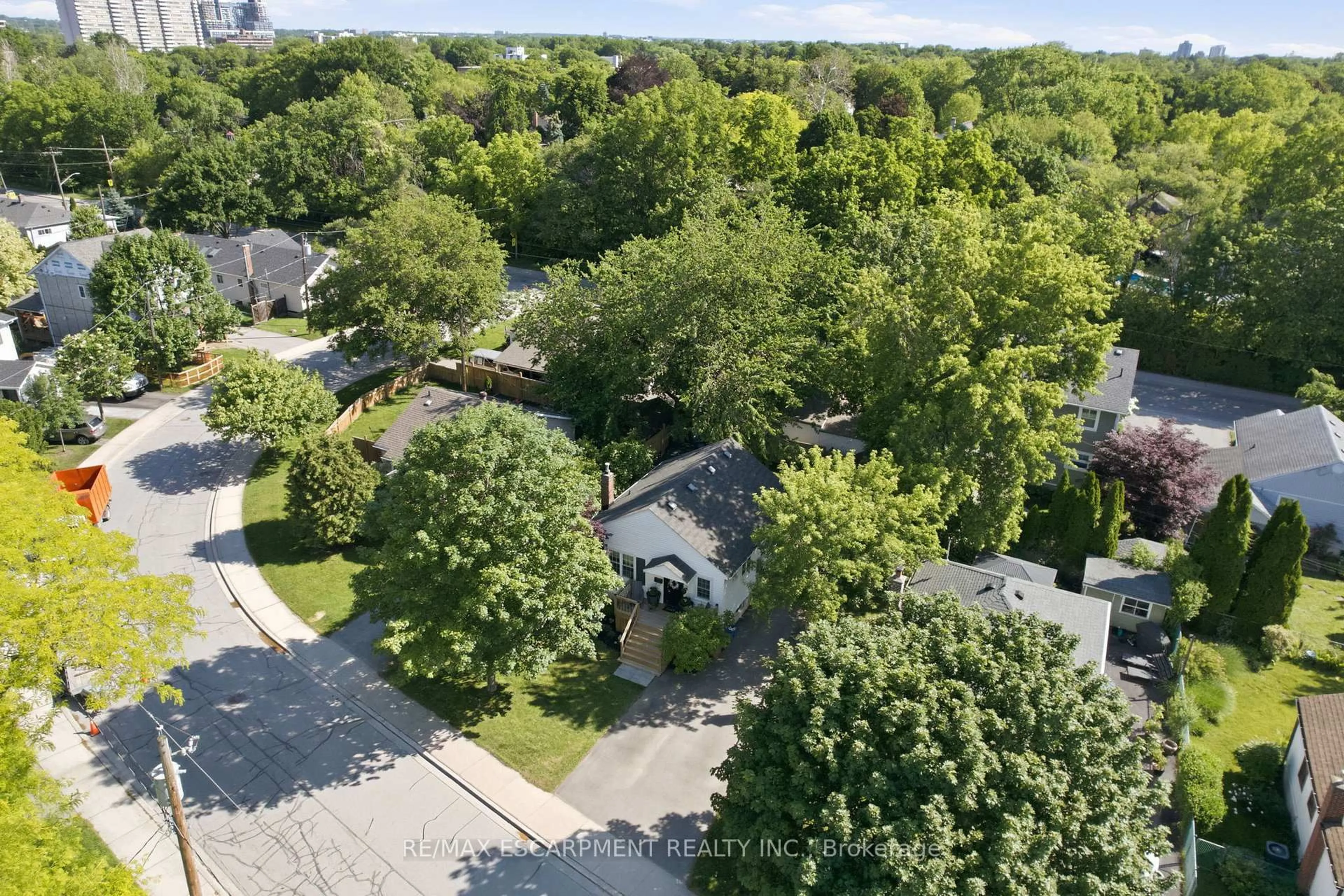 A pic from outside/outdoor area/front of a property/back of a property/a pic from drone, street for 613 Clark Ave, Burlington Ontario L7S 1P1