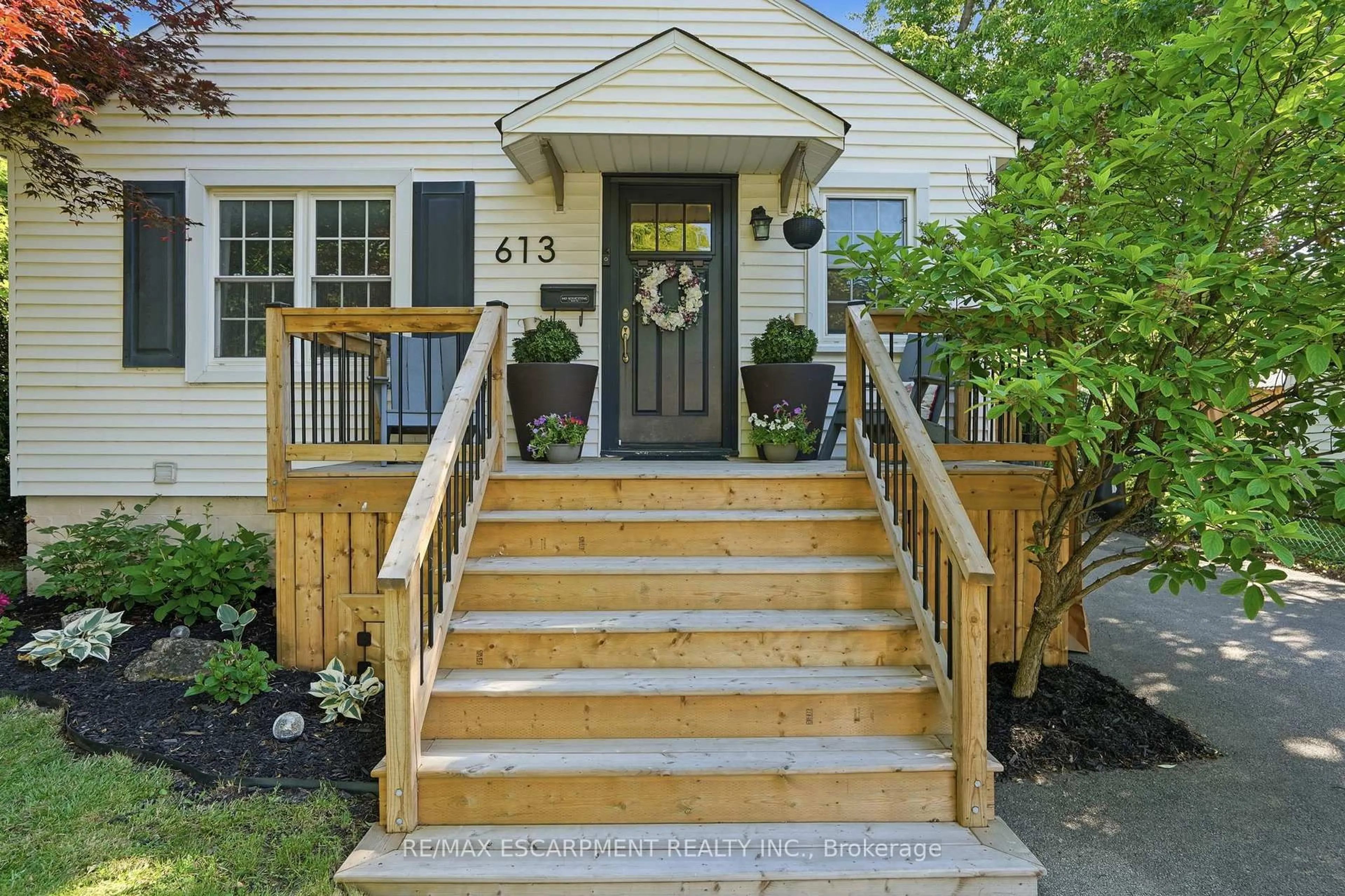Unknown for 613 Clark Ave, Burlington Ontario L7S 1P1
