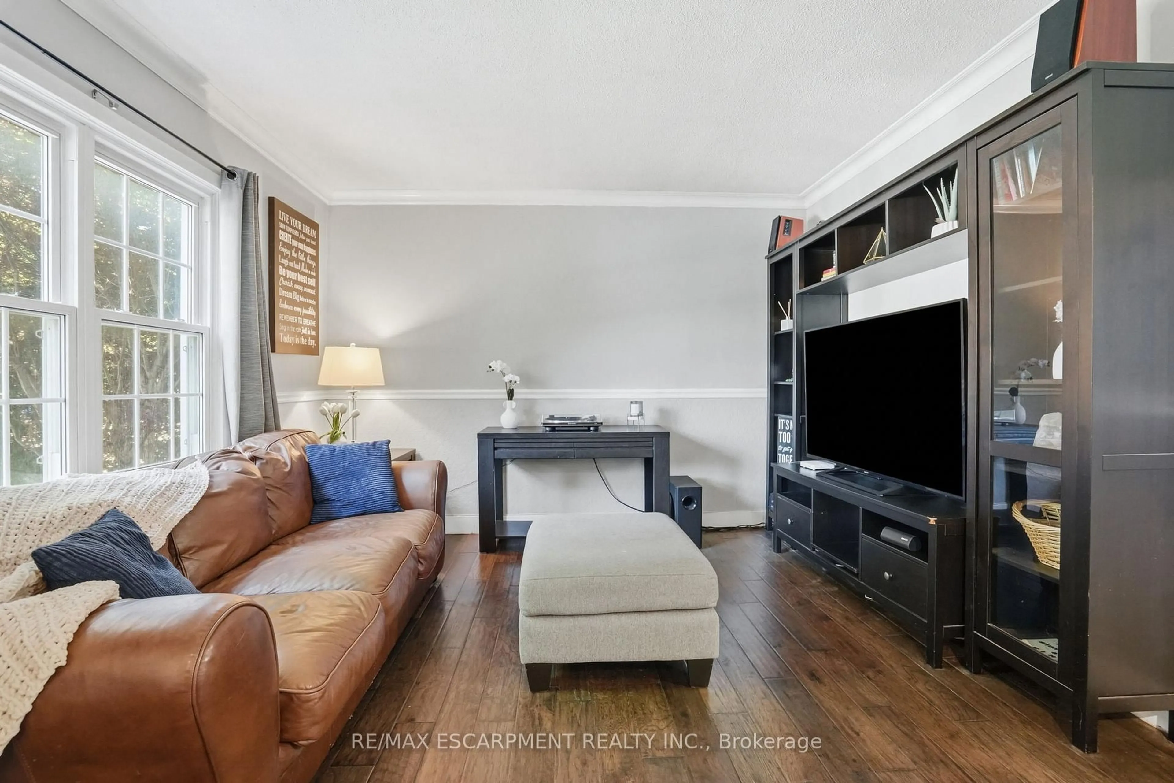 Living room with furniture, wood/laminate floor for 613 Clark Ave, Burlington Ontario L7S 1P1