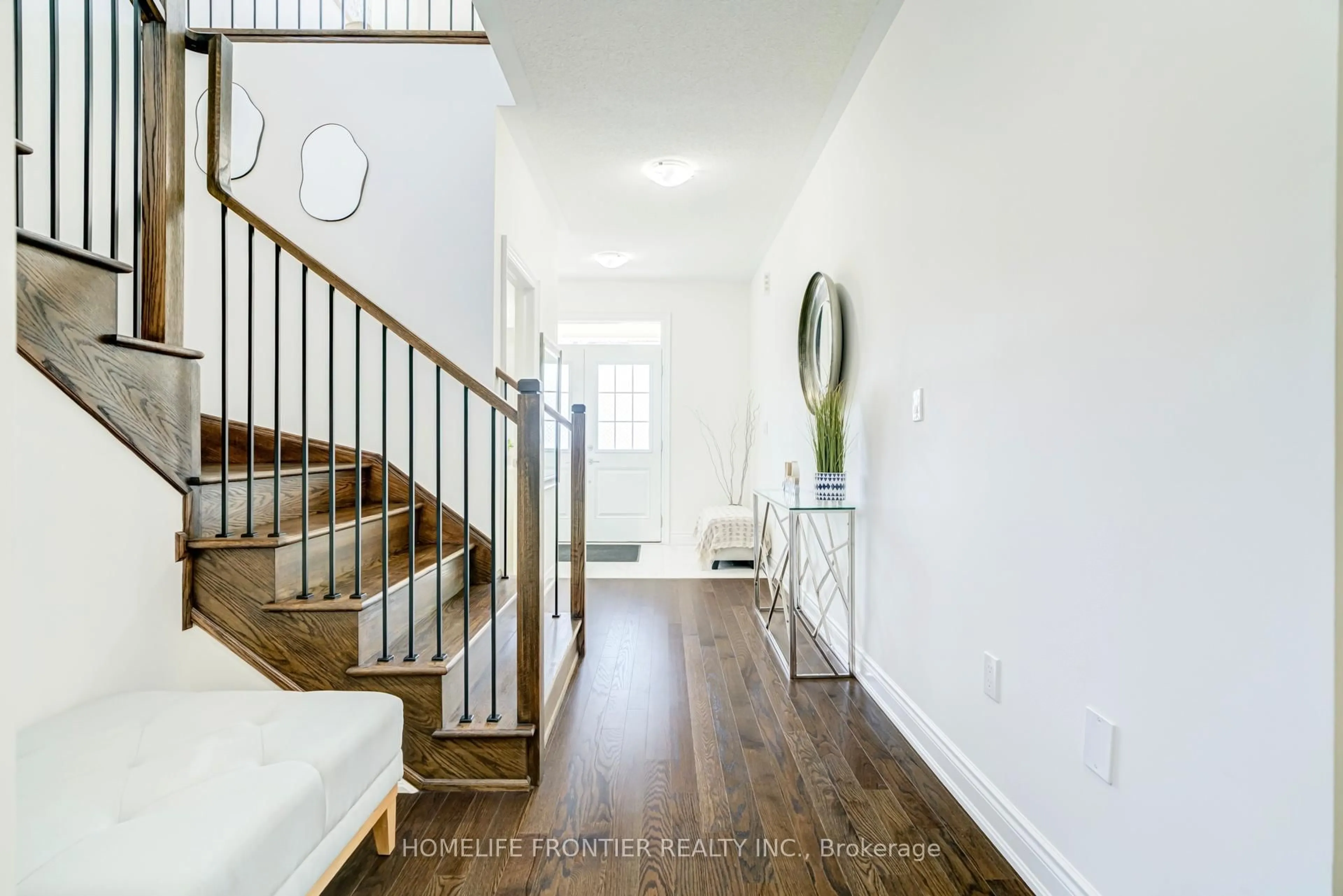 Indoor entryway for 16 Gladmary Dr, Brampton Ontario L6Y 6K9