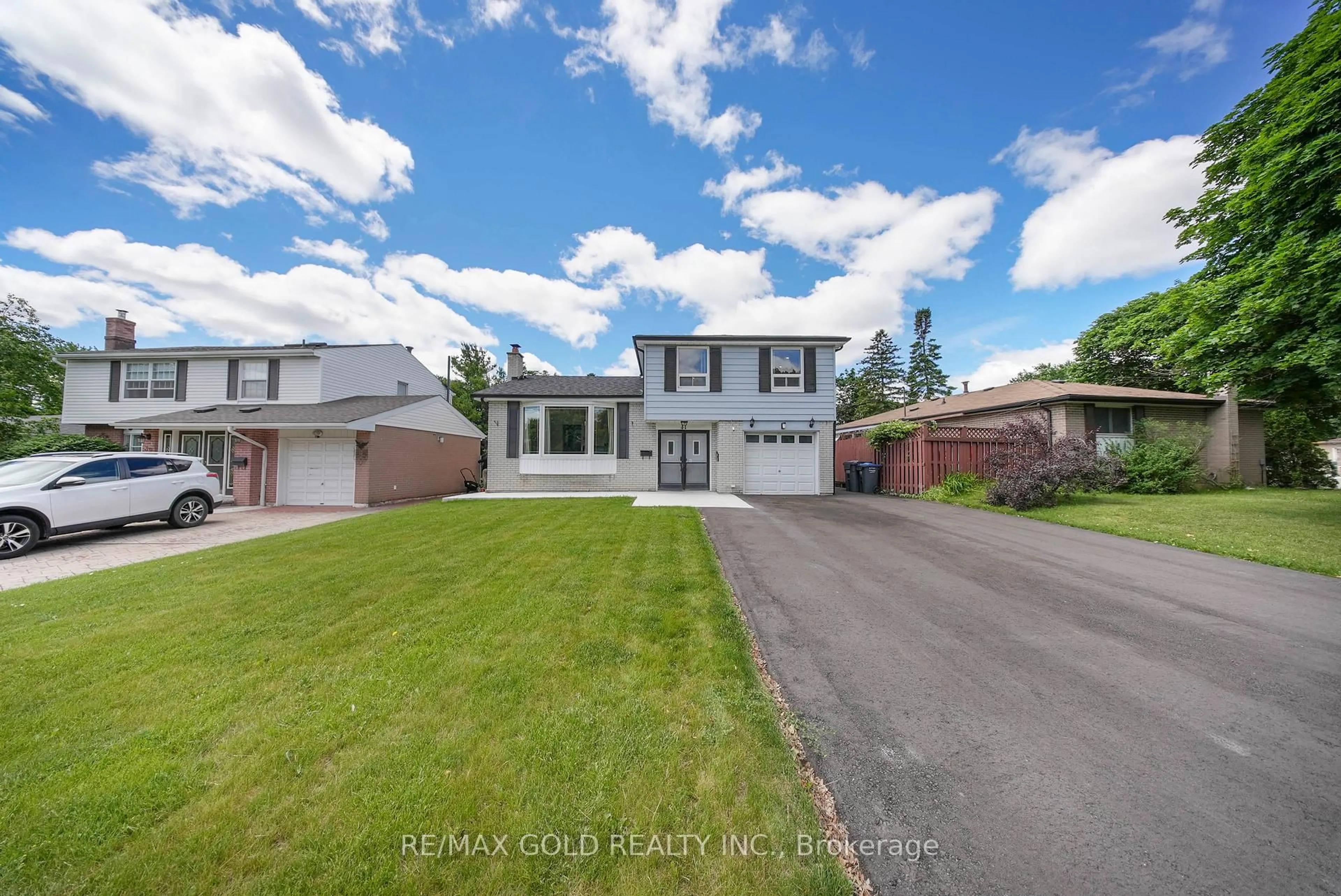 A pic from outside/outdoor area/front of a property/back of a property/a pic from drone, street for 41 Brookland Dr, Brampton Ontario L6T 2M6