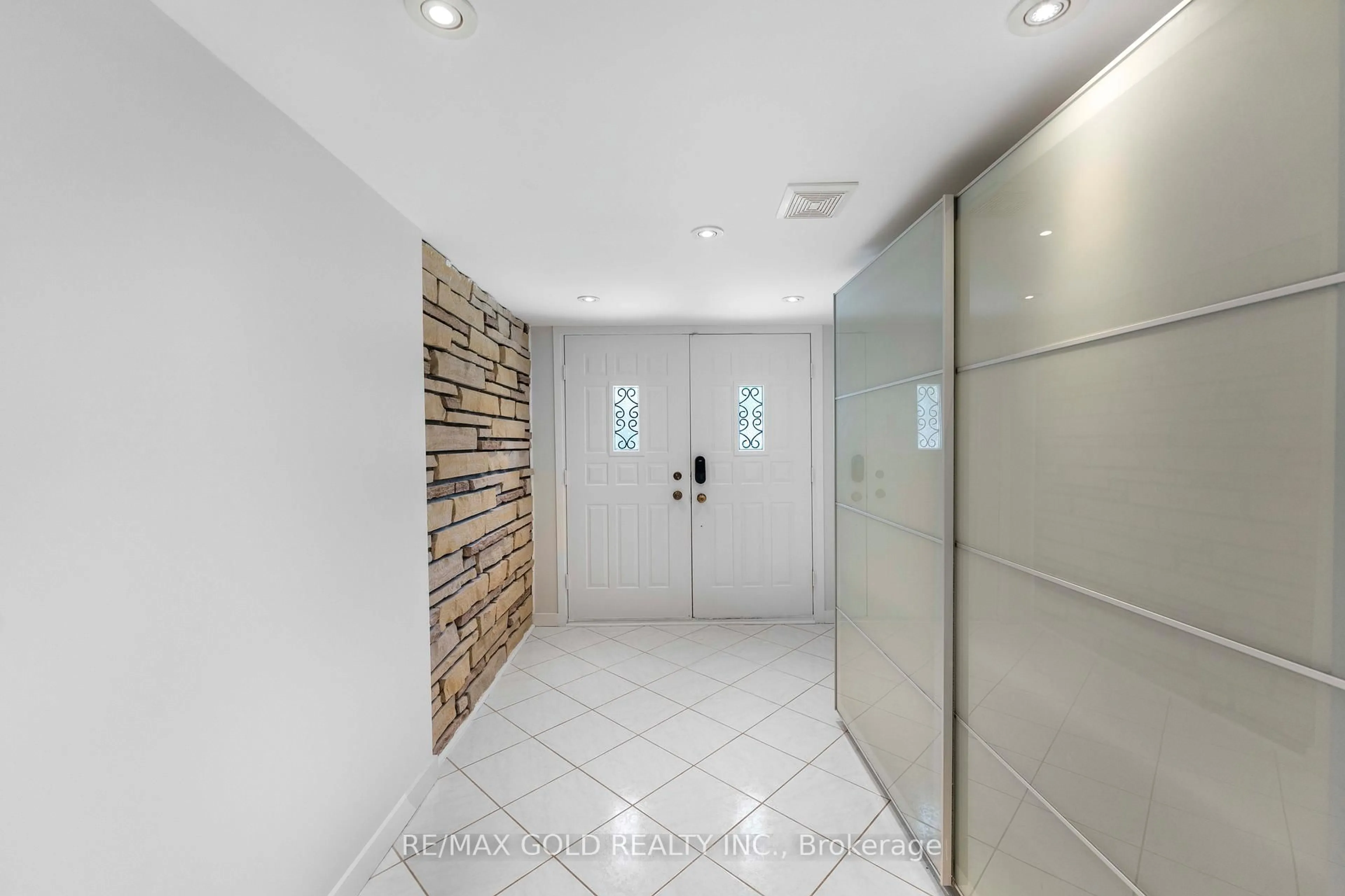 Indoor foyer for 41 Brookland Dr, Brampton Ontario L6T 2M6