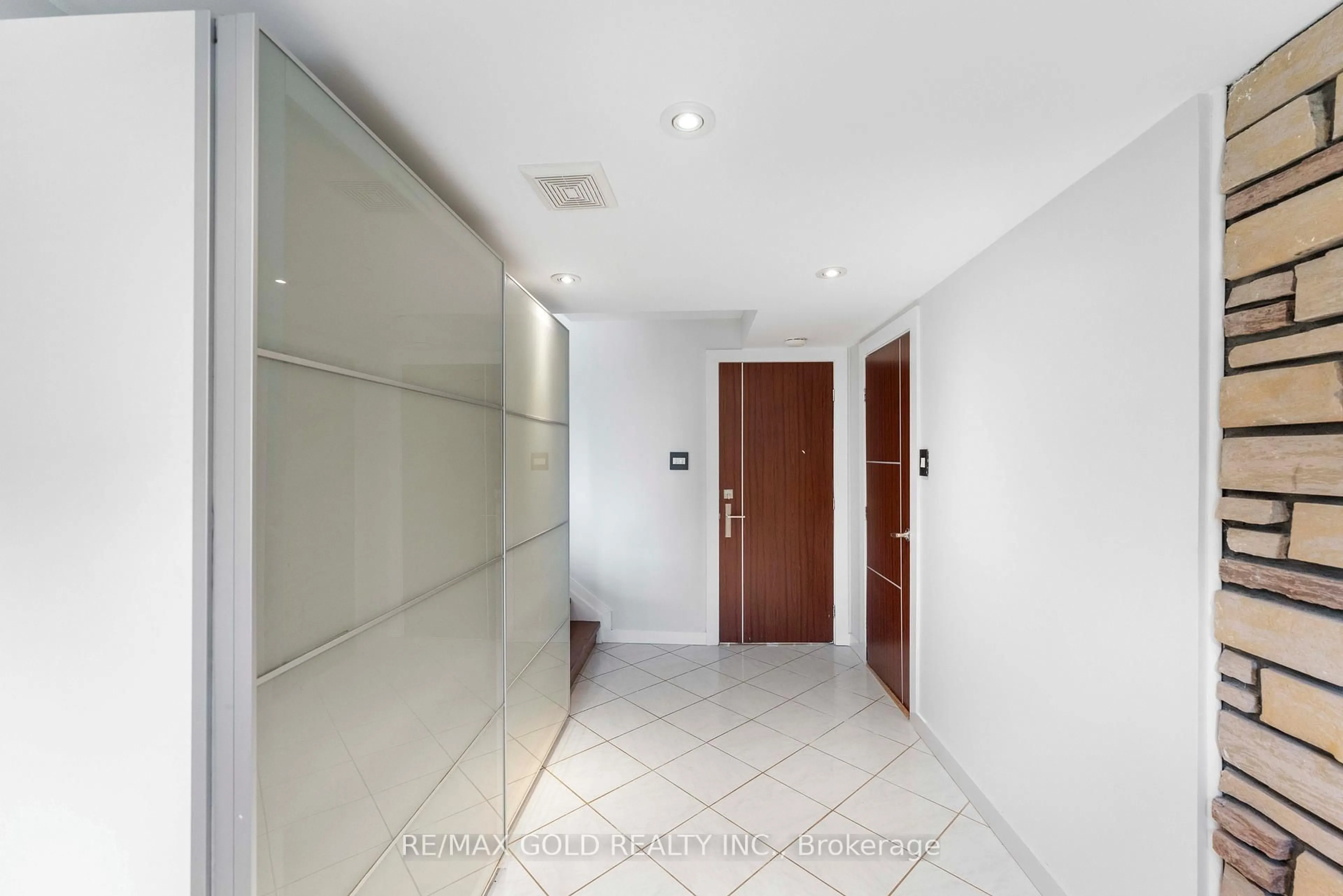 Indoor foyer for 41 Brookland Dr, Brampton Ontario L6T 2M6