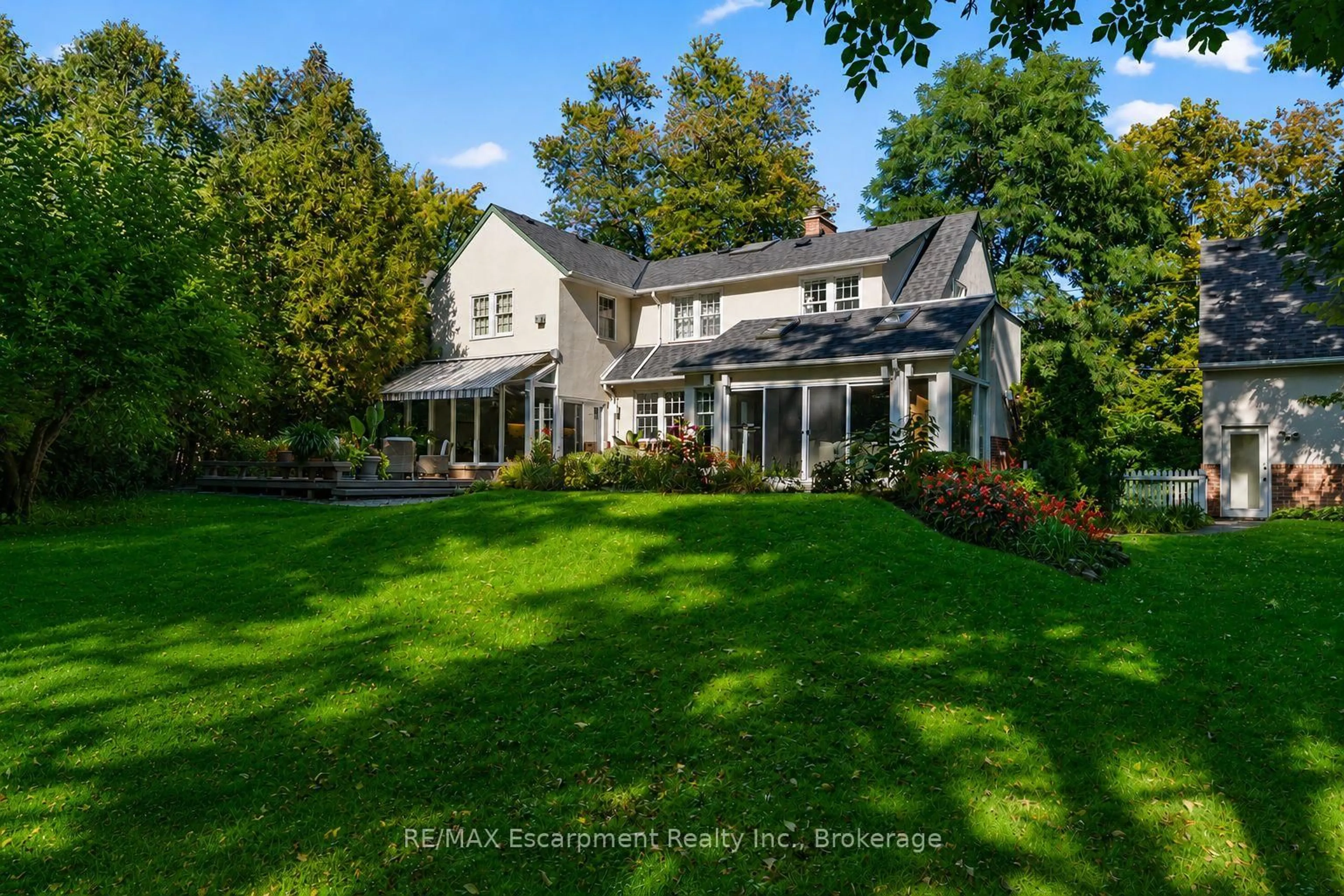 A pic from outside/outdoor area/front of a property/back of a property/a pic from drone, unknown for 74 Howard Ave, Oakville Ontario L6J 3Y5