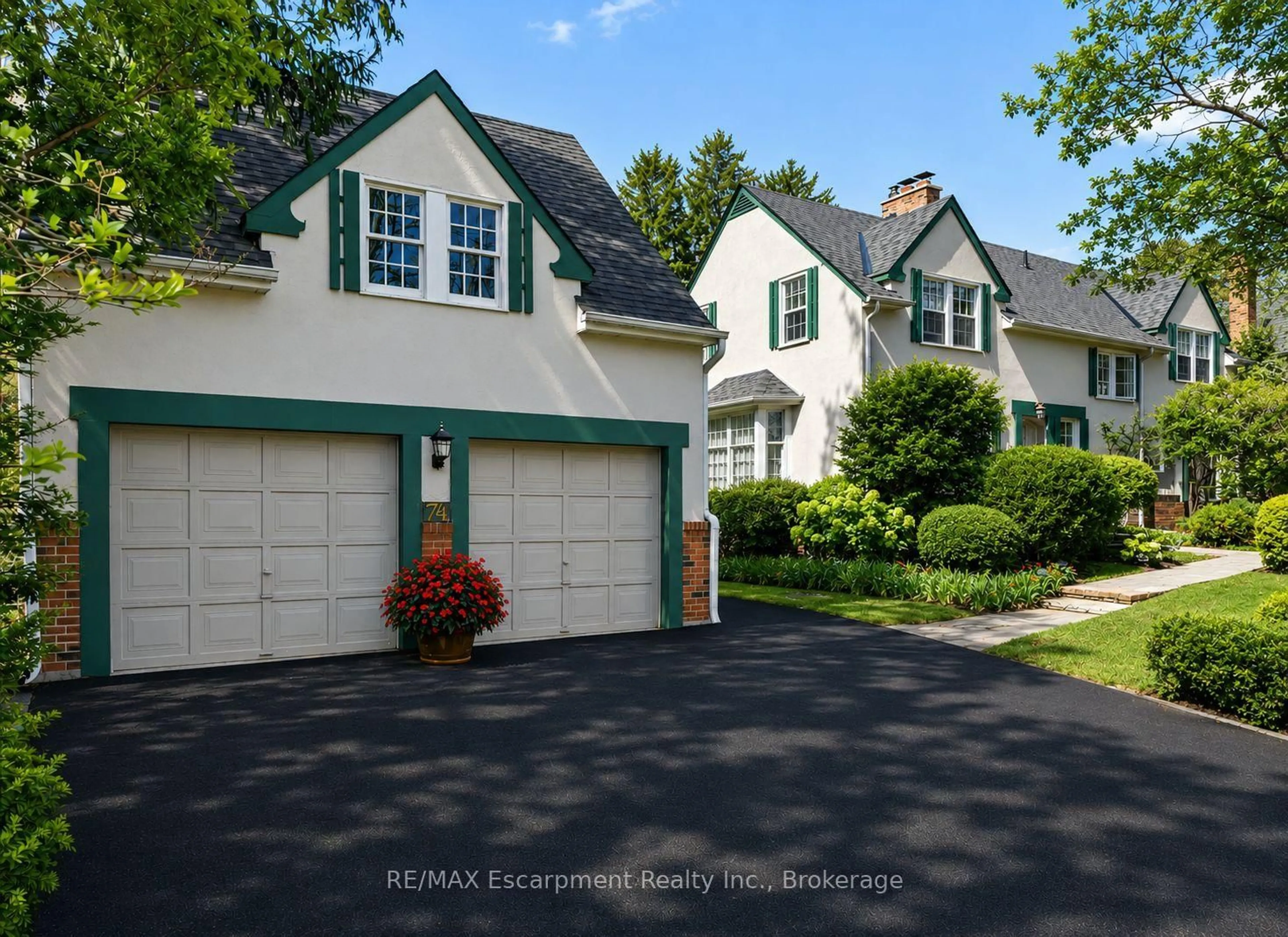 Home with vinyl exterior material, street for 74 Howard Ave, Oakville Ontario L6J 3Y5