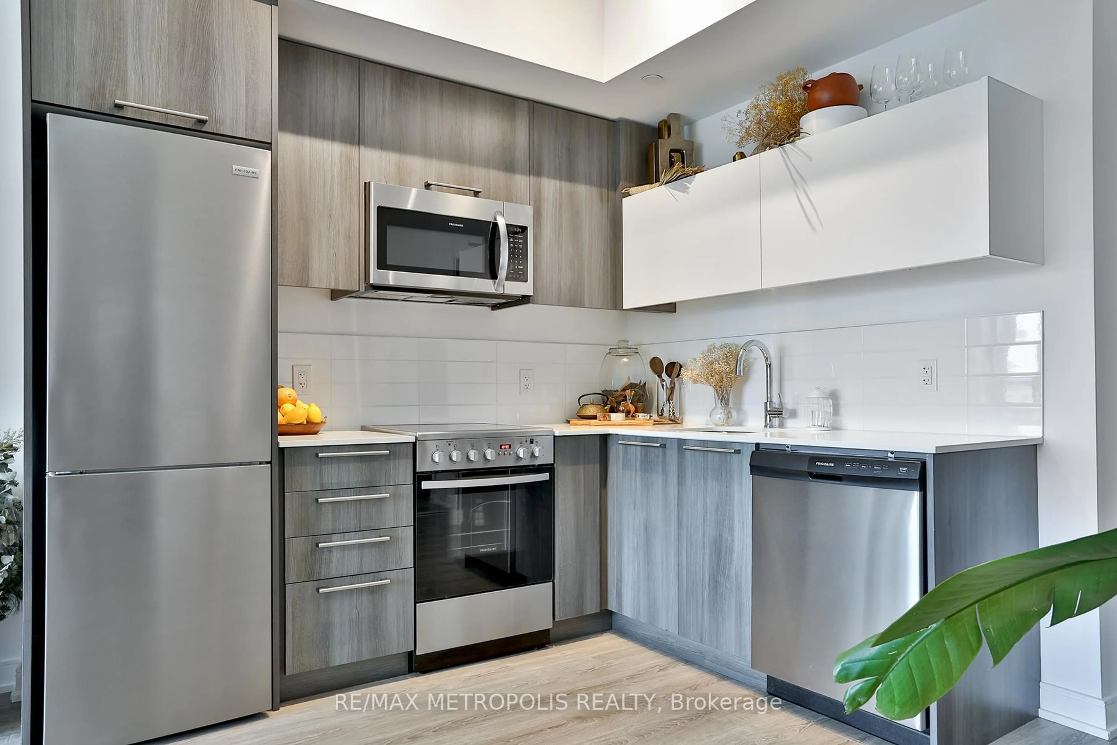 Contemporary kitchen, unknown for 25 Neighbourhood Lane #703, Toronto Ontario M8Y 0C4