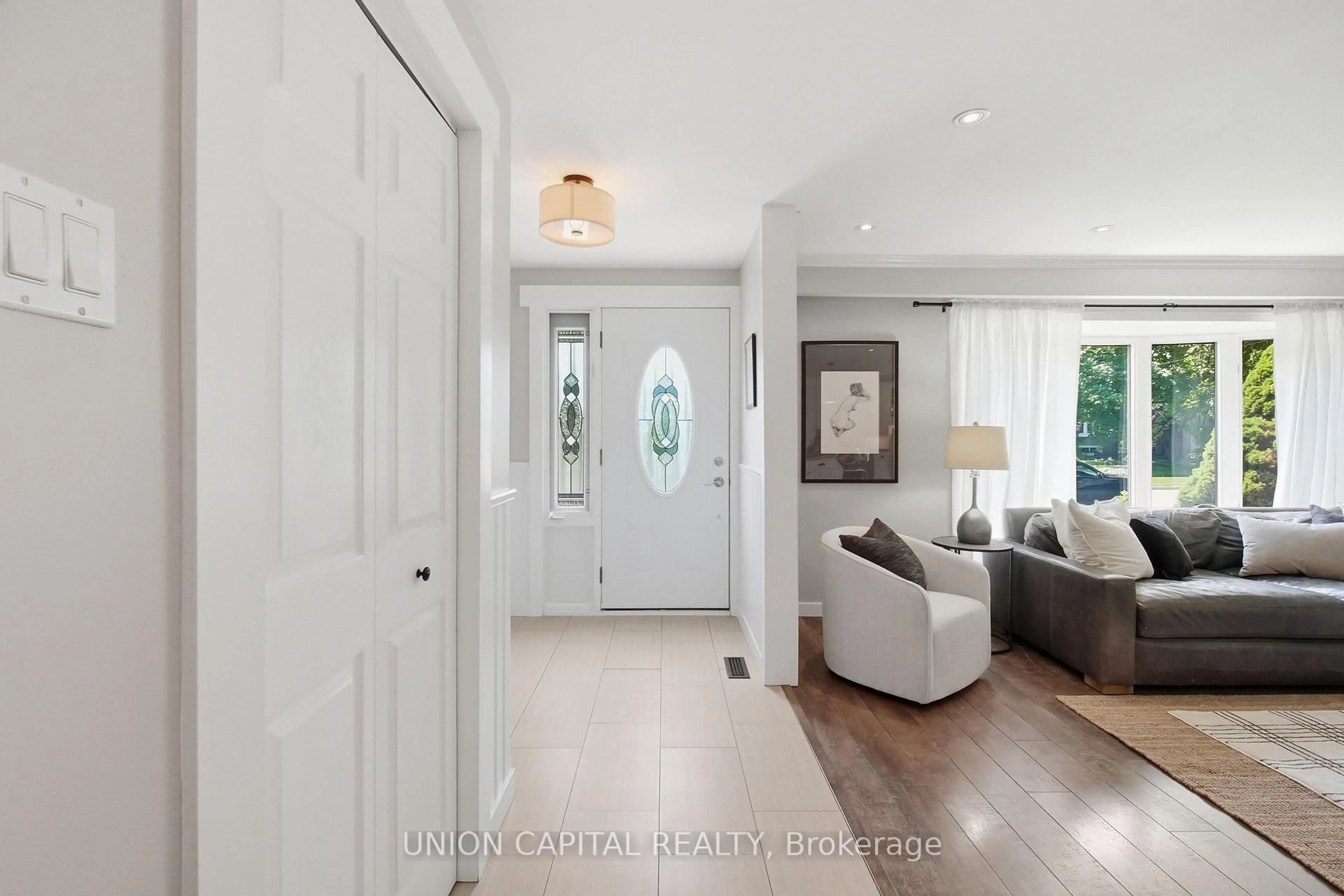 Indoor entryway for 30 Irwin Cres, Halton Hills Ontario L7G 1G1