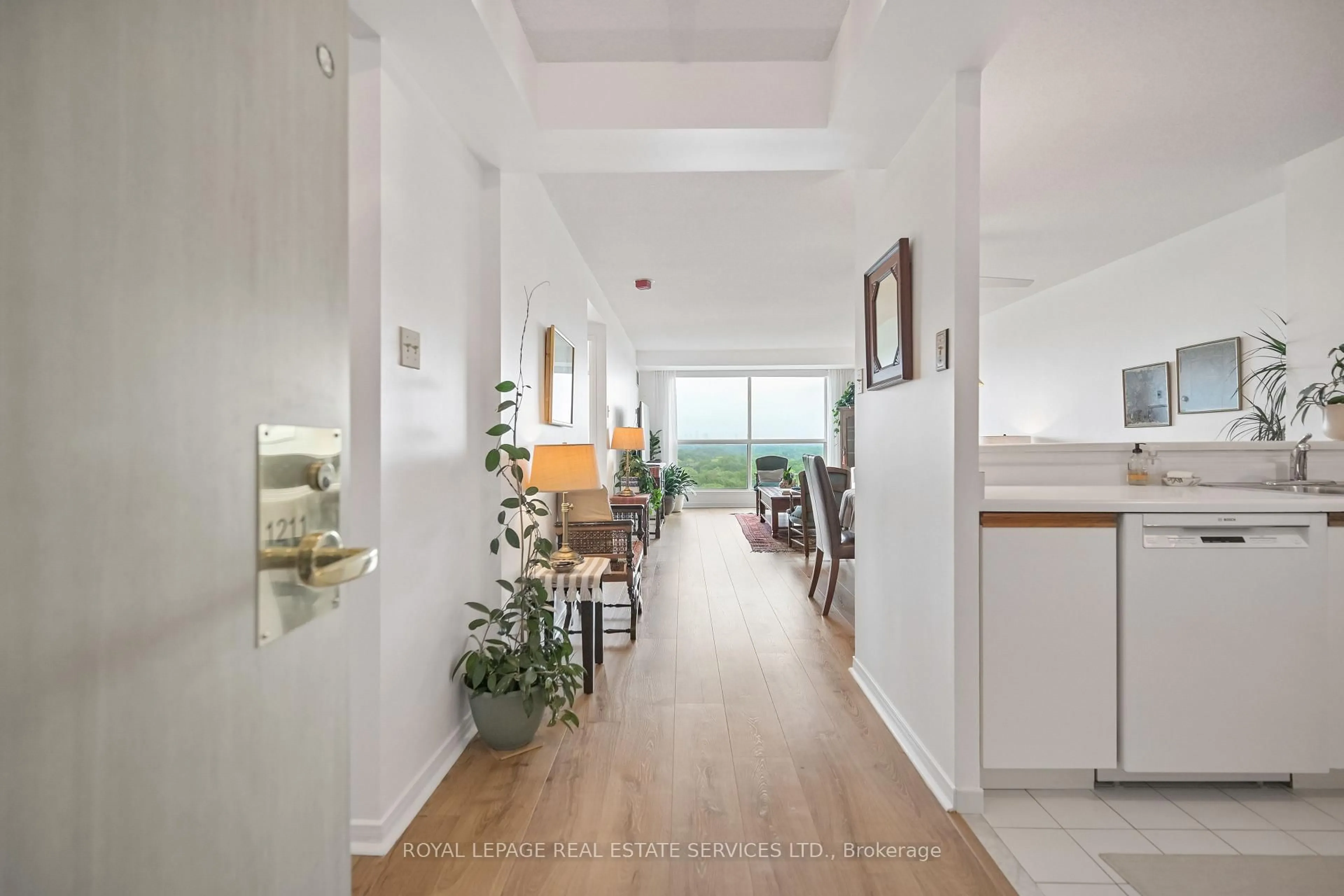 Indoor foyer for 2155 Burnhamthorpe Rd #1211, Mississauga Ontario L5L 5P4