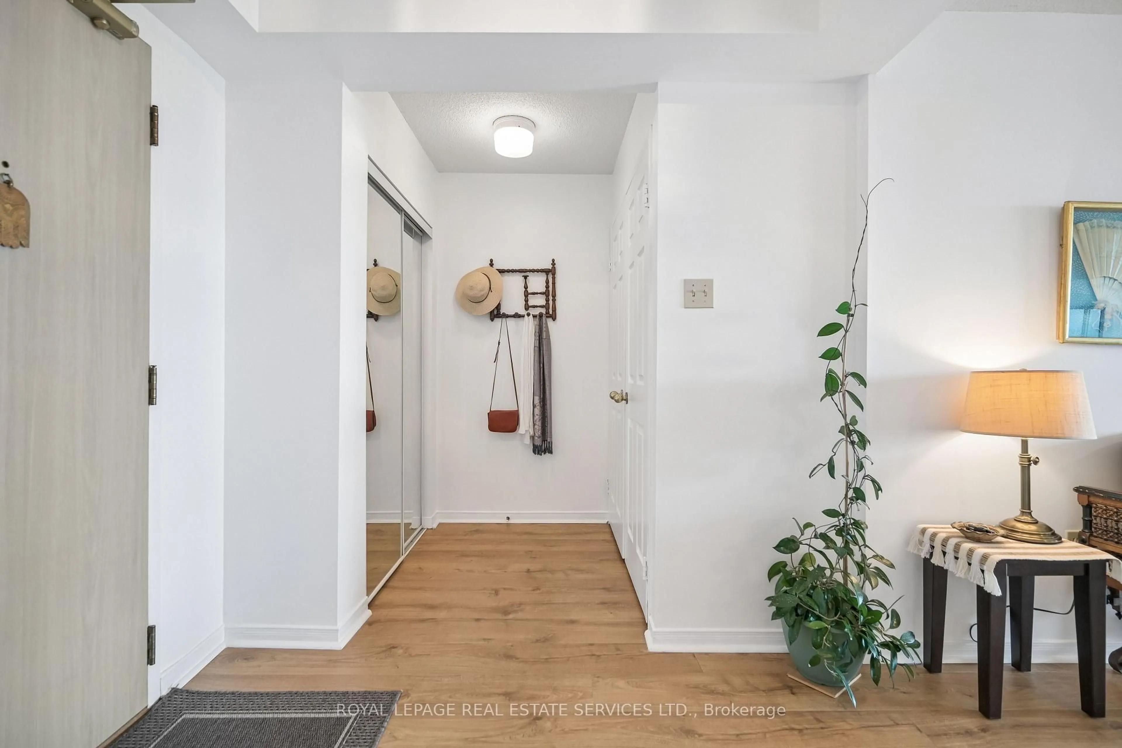 Indoor entryway for 2155 Burnhamthorpe Rd #1211, Mississauga Ontario L5L 5P4
