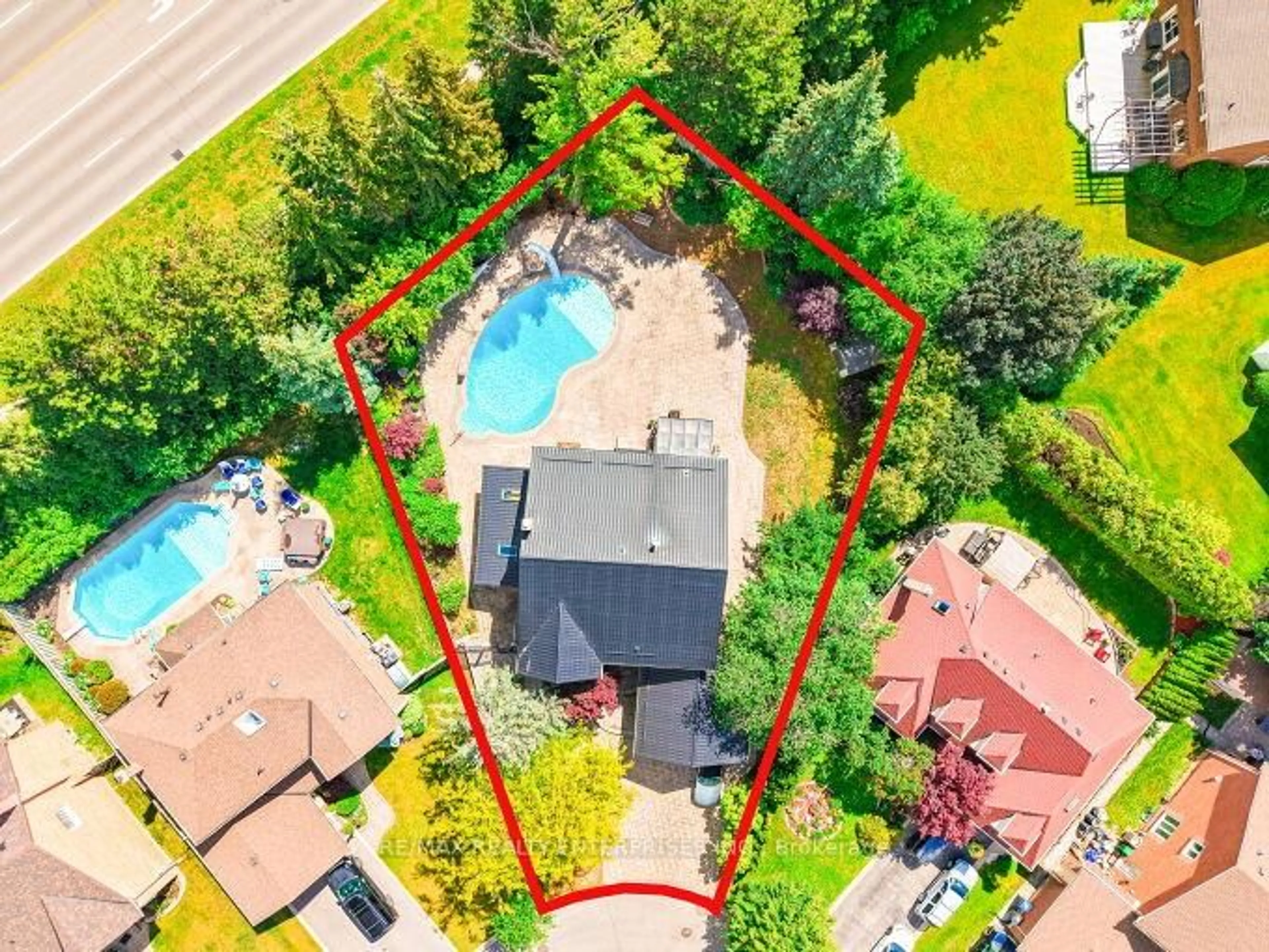 A pic from outside/outdoor area/front of a property/back of a property/a pic from drone, street for 26 Oakridge Crt, Brampton Ontario L6Z 2A4