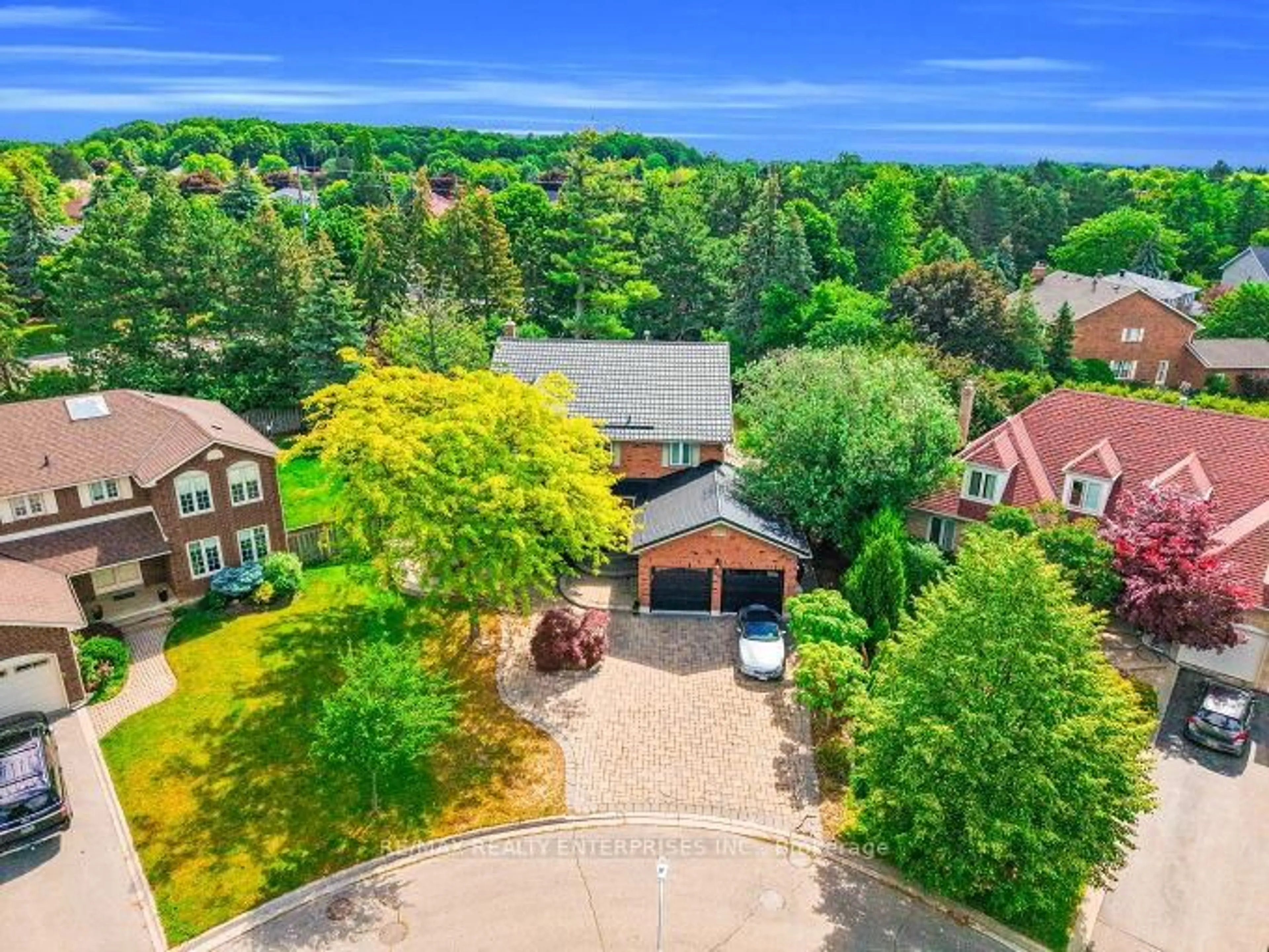 A pic from outside/outdoor area/front of a property/back of a property/a pic from drone, unknown for 26 Oakridge Crt, Brampton Ontario L6Z 2A4