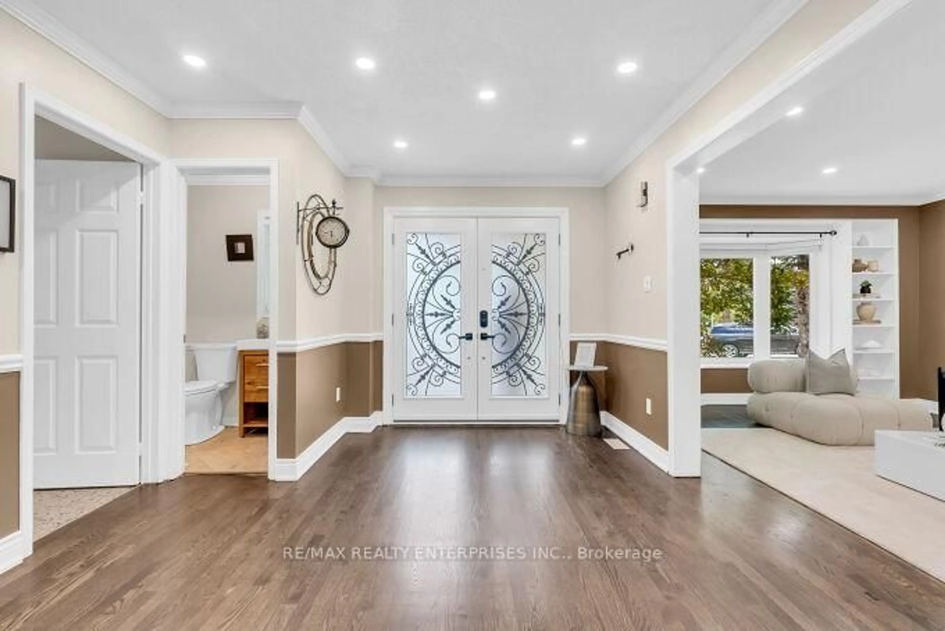 Indoor entryway for 26 Oakridge Crt, Brampton Ontario L6Z 2A4