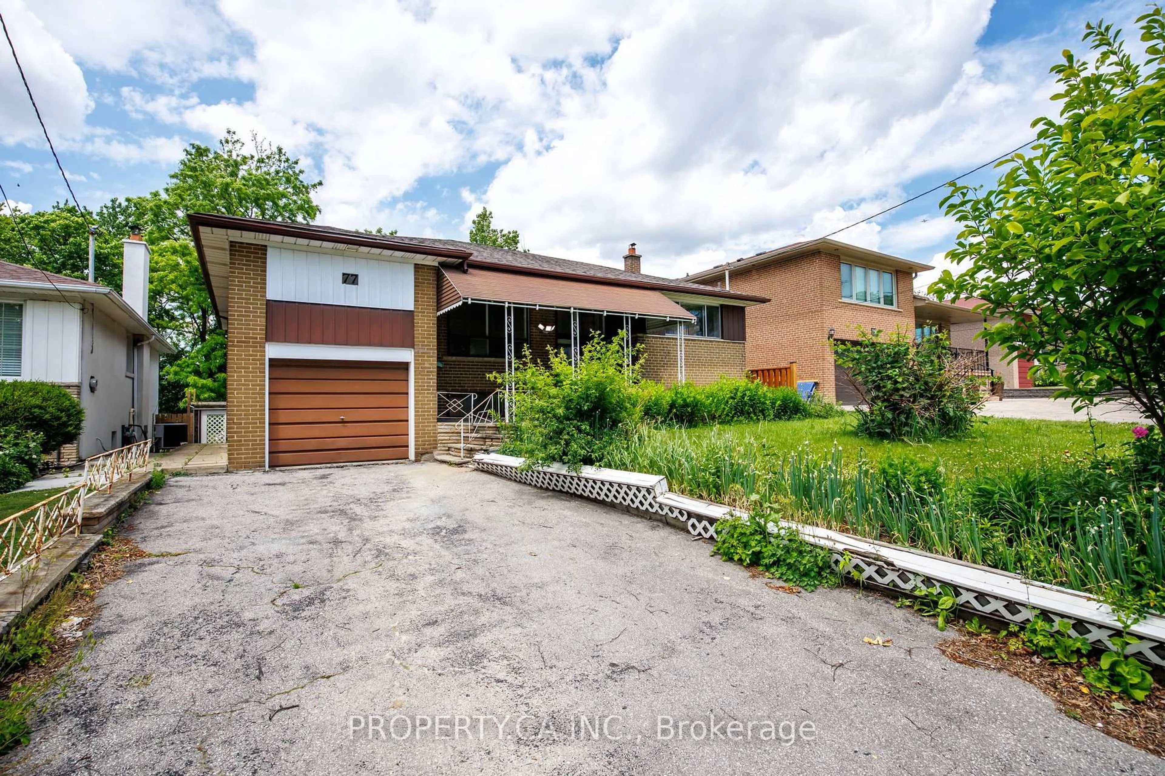 A pic from outside/outdoor area/front of a property/back of a property/a pic from drone, street for 77 Troutbrooke Dr, Toronto Ontario M3M 1S6