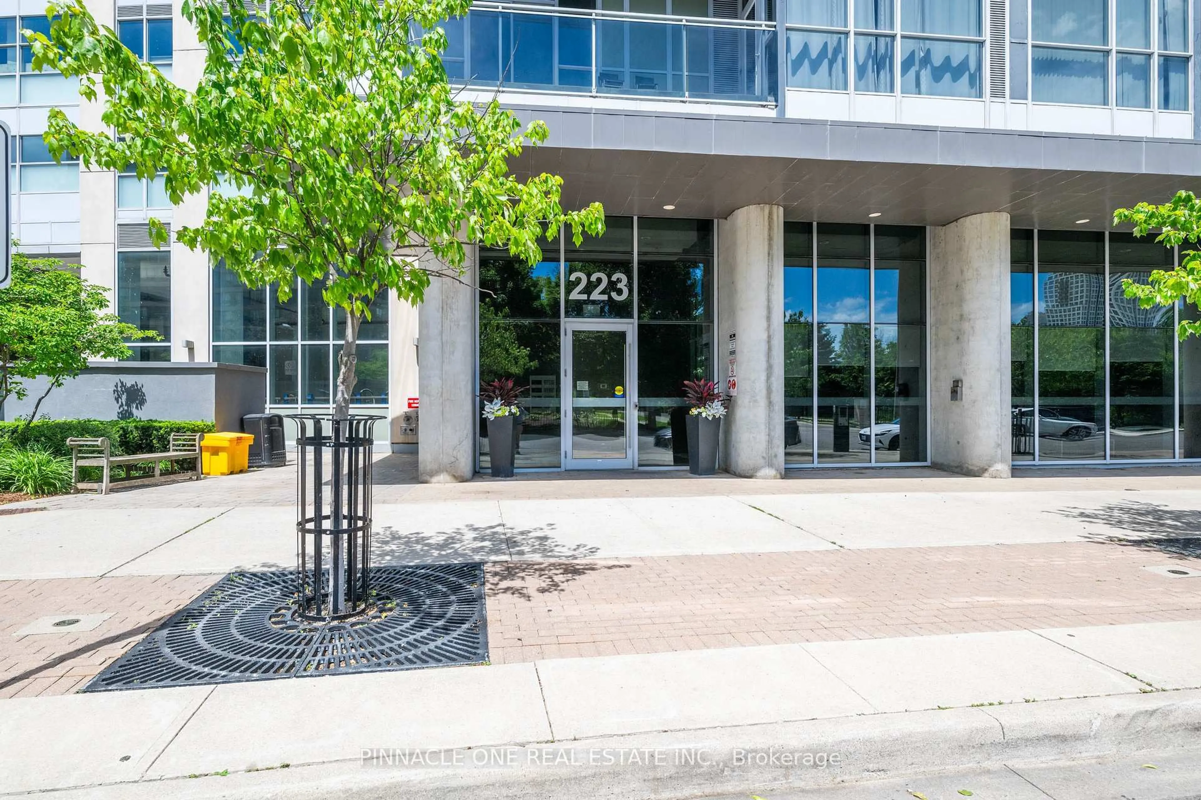 Indoor foyer for 223 Webb Dr #1712, Mississauga Ontario L5B 0E8
