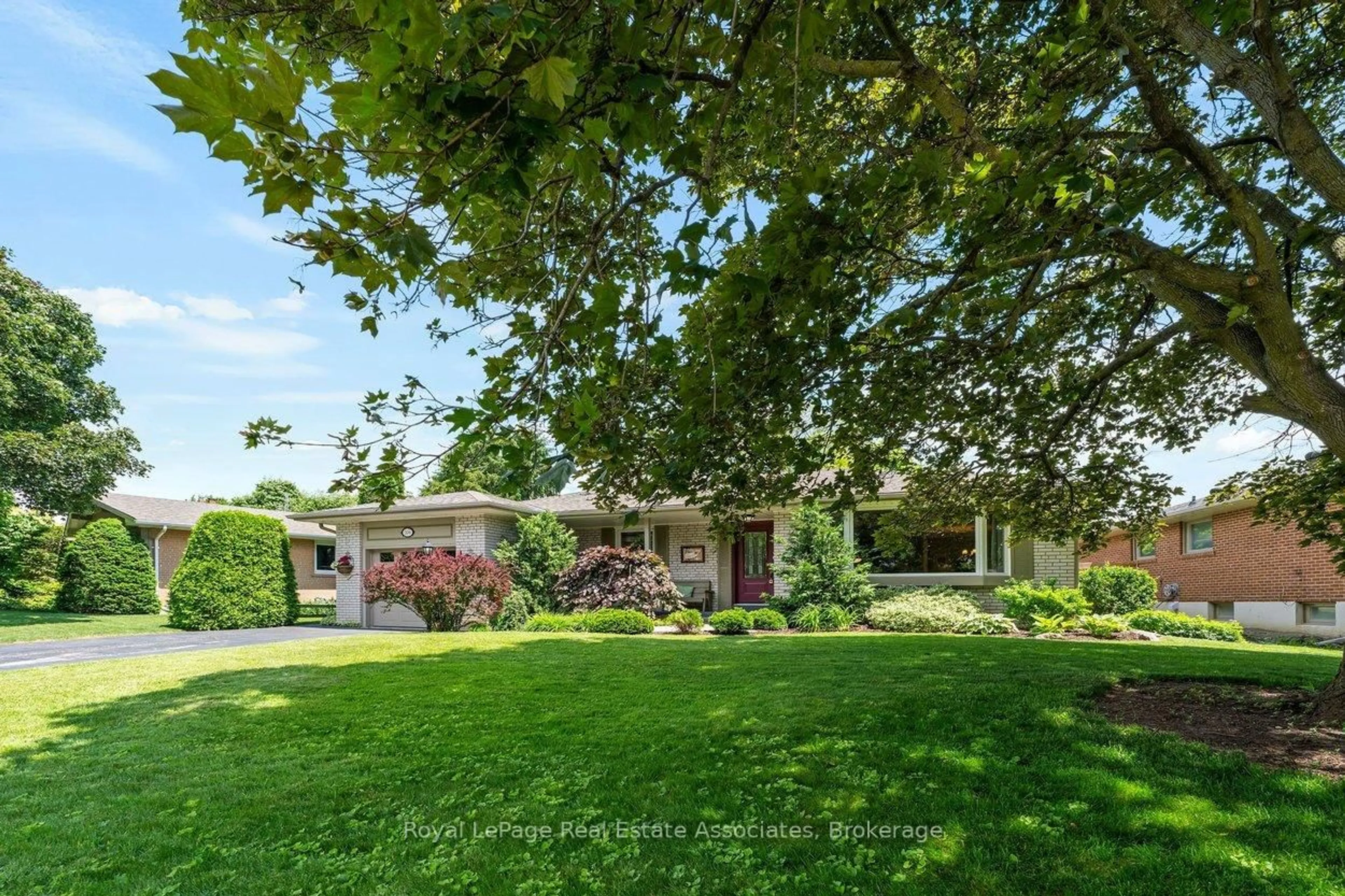 A pic from outside/outdoor area/front of a property/back of a property/a pic from drone, street for 206 Elizabeth St, Brampton Ontario L6Y 1S1
