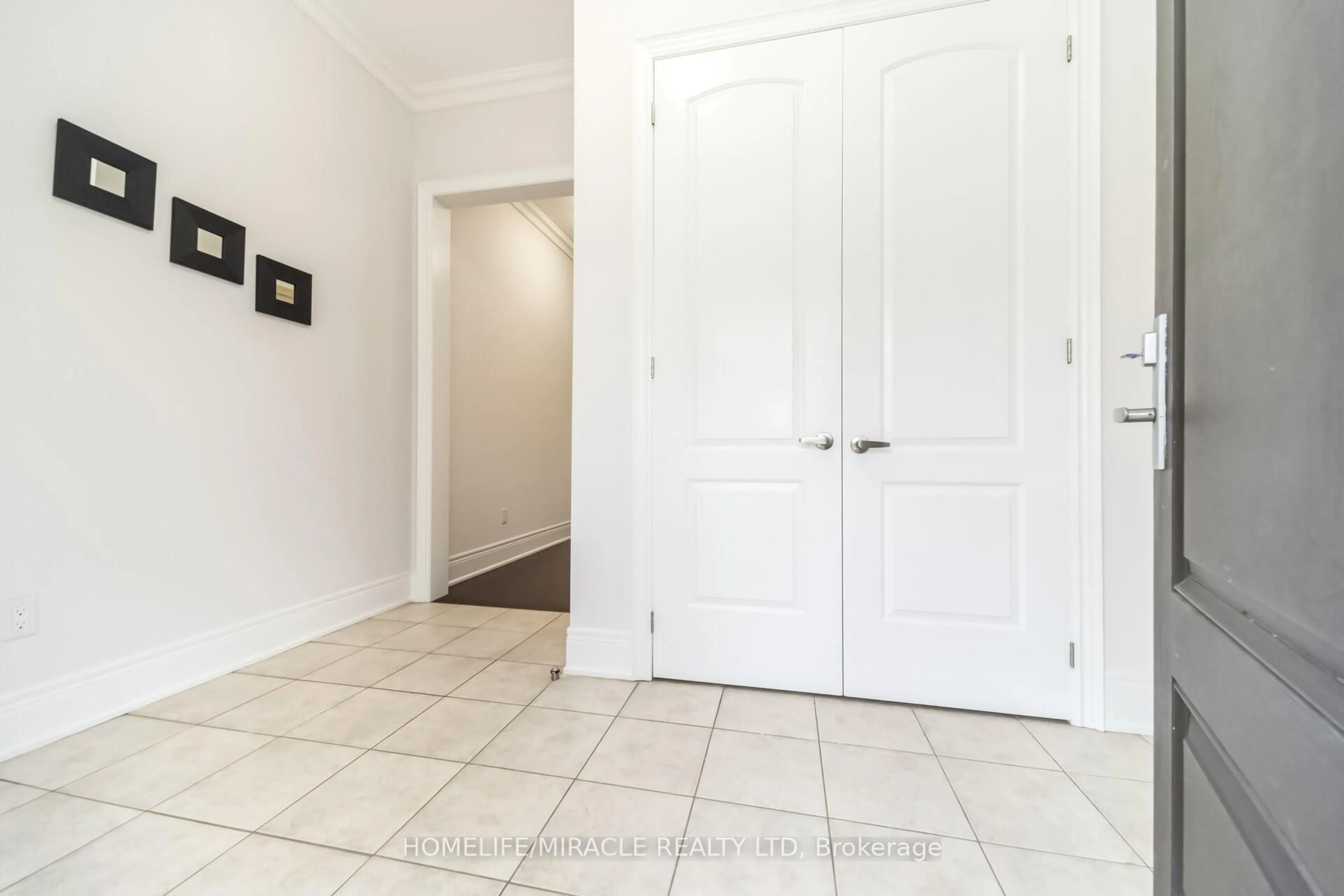 Indoor entryway for 16 Lyle Way, Brampton Ontario L6X 5P8