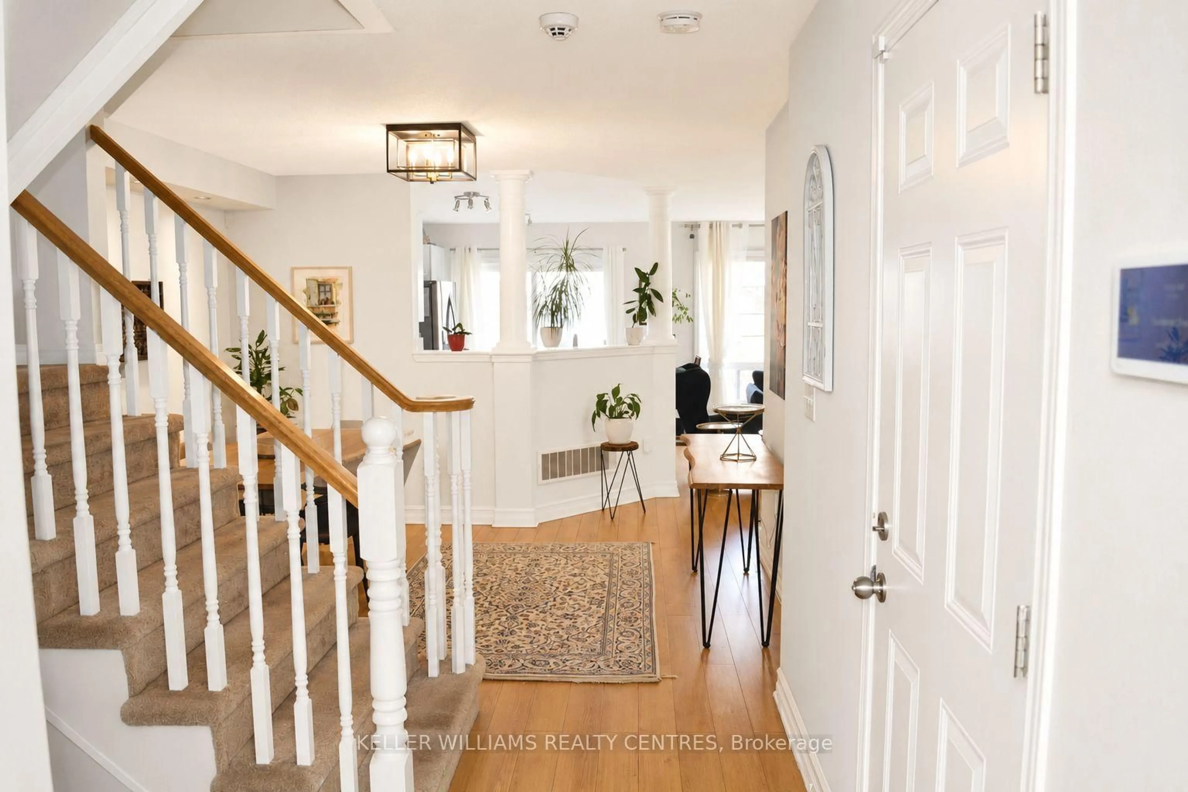 Indoor entryway for 1681 Stover Cres, Milton Ontario L9T 5N3