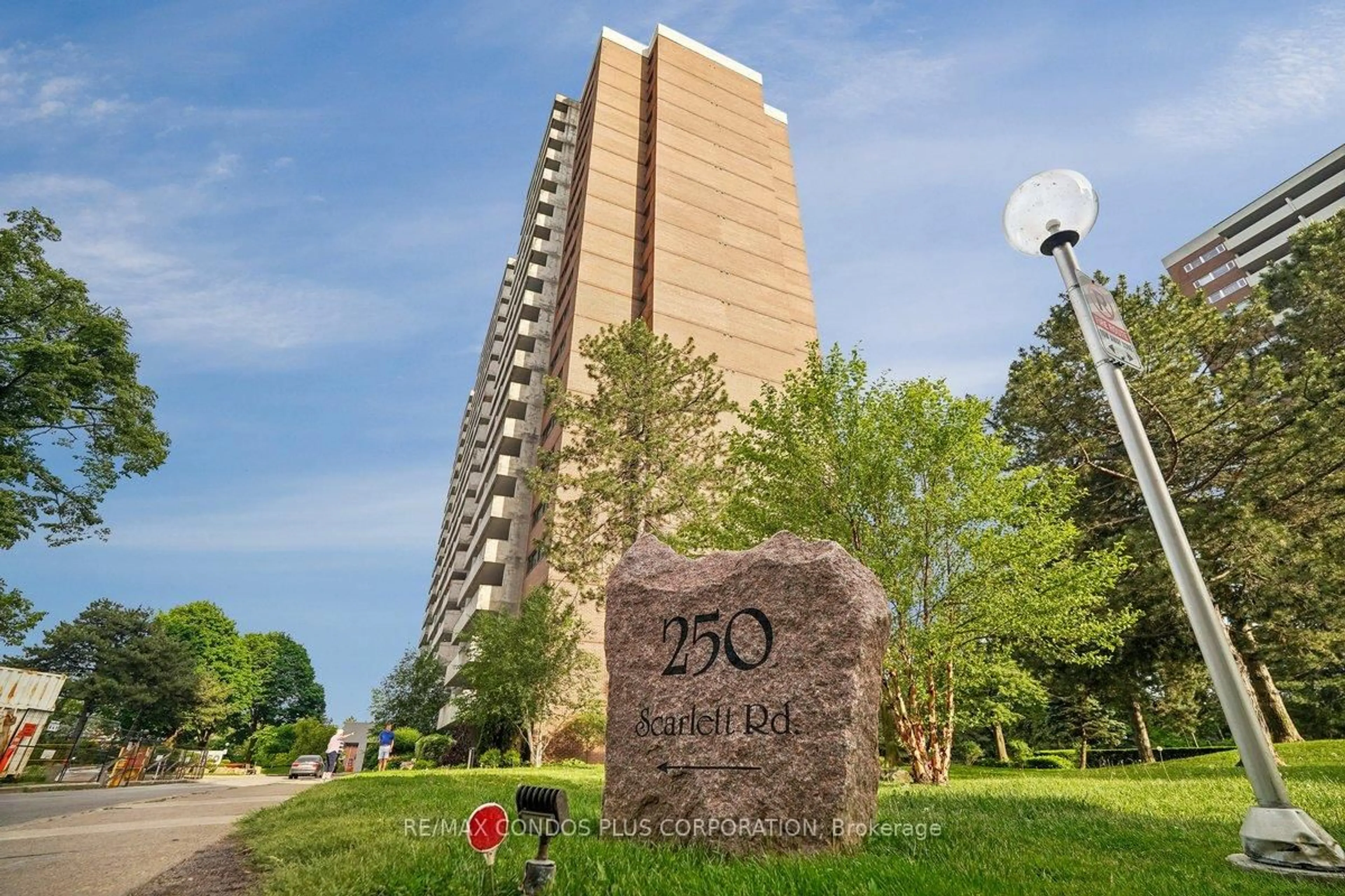 Patio, building for 250 Scarlett Rd #1307, Toronto Ontario M6N 4X5