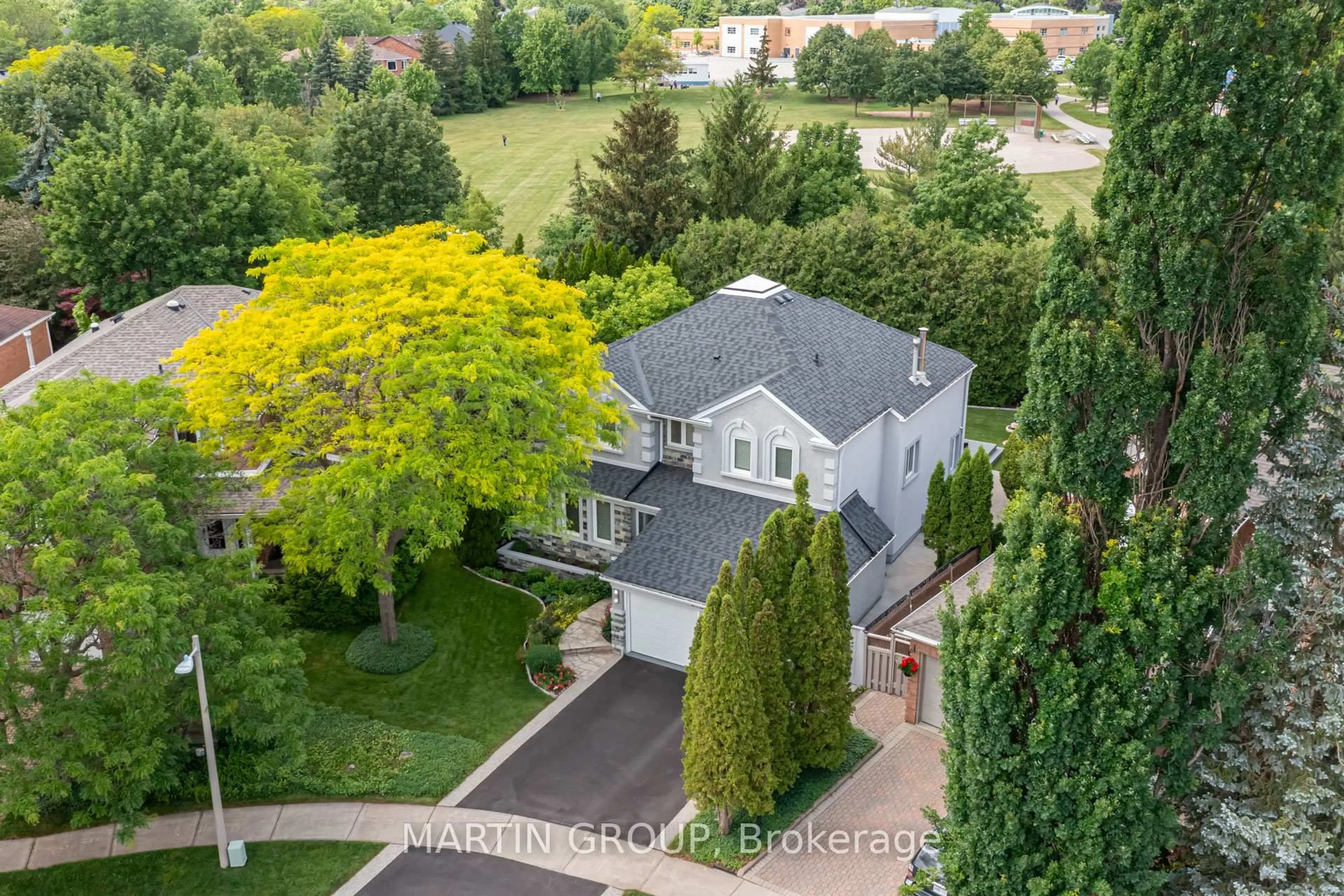 A pic from outside/outdoor area/front of a property/back of a property/a pic from drone, street for 1359 Saddler Circ, Oakville Ontario L6M 2X6