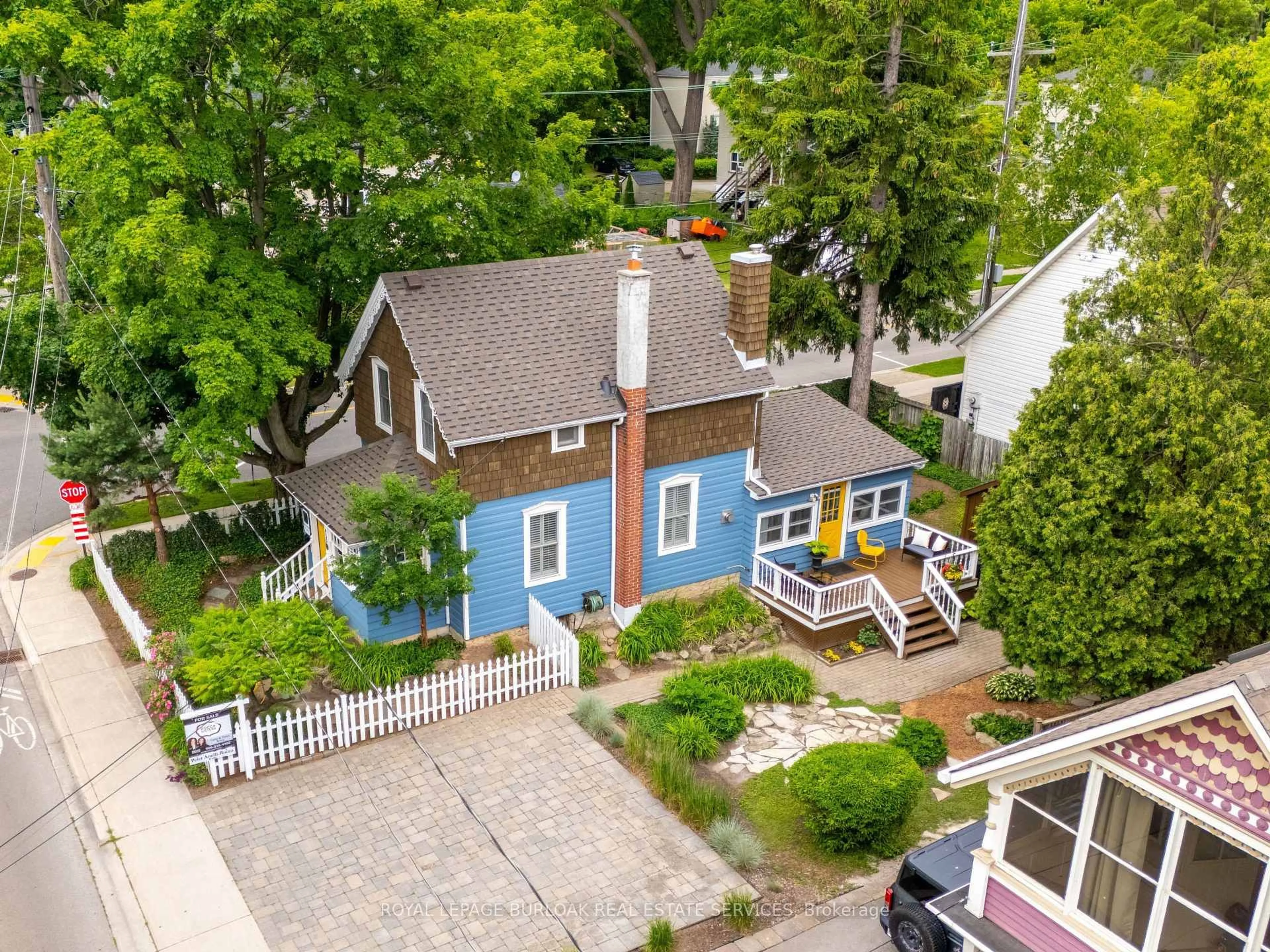 A pic from outside/outdoor area/front of a property/back of a property/a pic from drone, street for 455 Nelson Ave, Burlington Ontario L7S 1N3