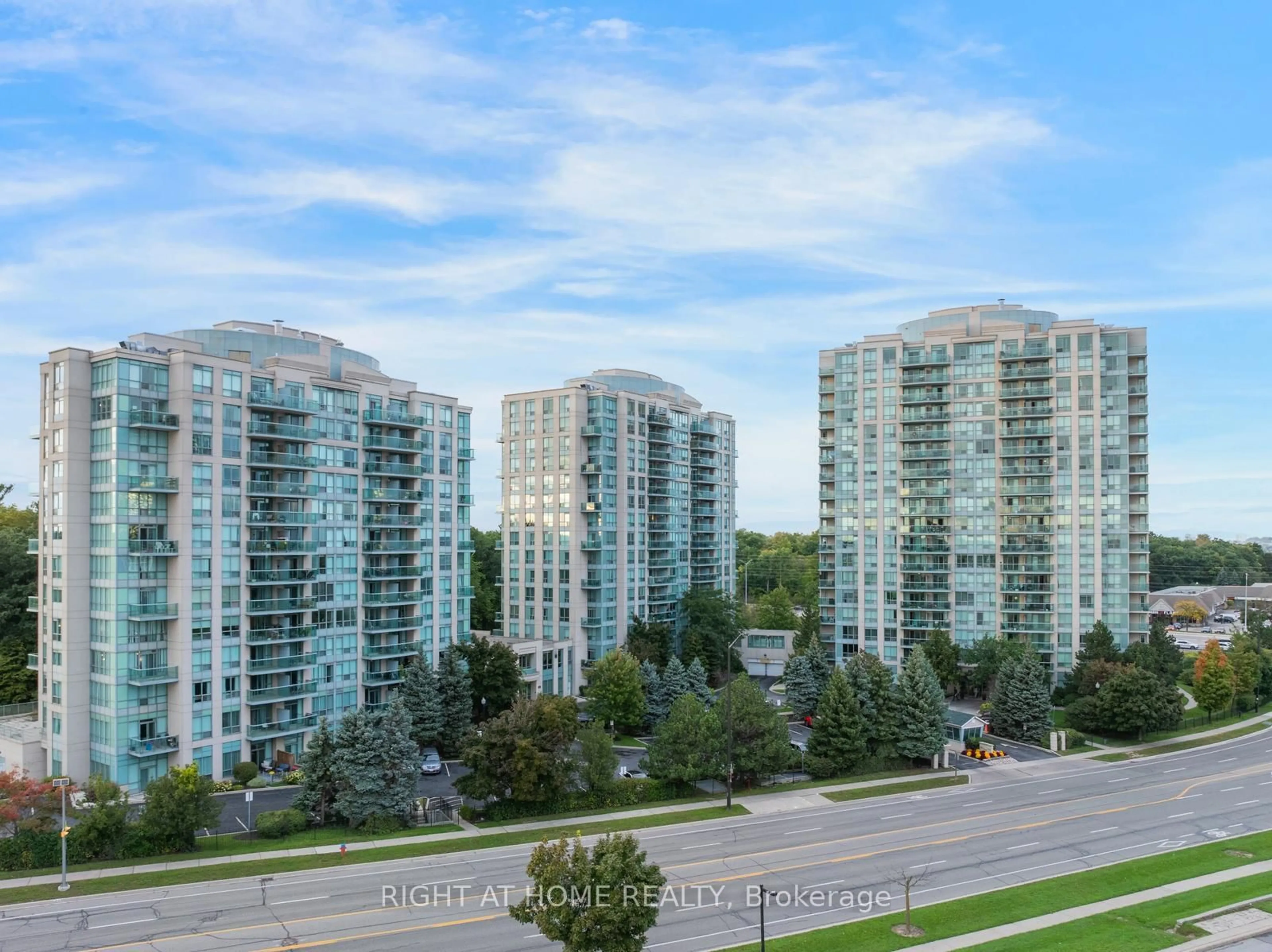 A pic from outside/outdoor area/front of a property/back of a property/a pic from drone, city buildings view from balcony for 2565 Erin Centre Blvd #1509, Mississauga Ontario L5M 6Z8