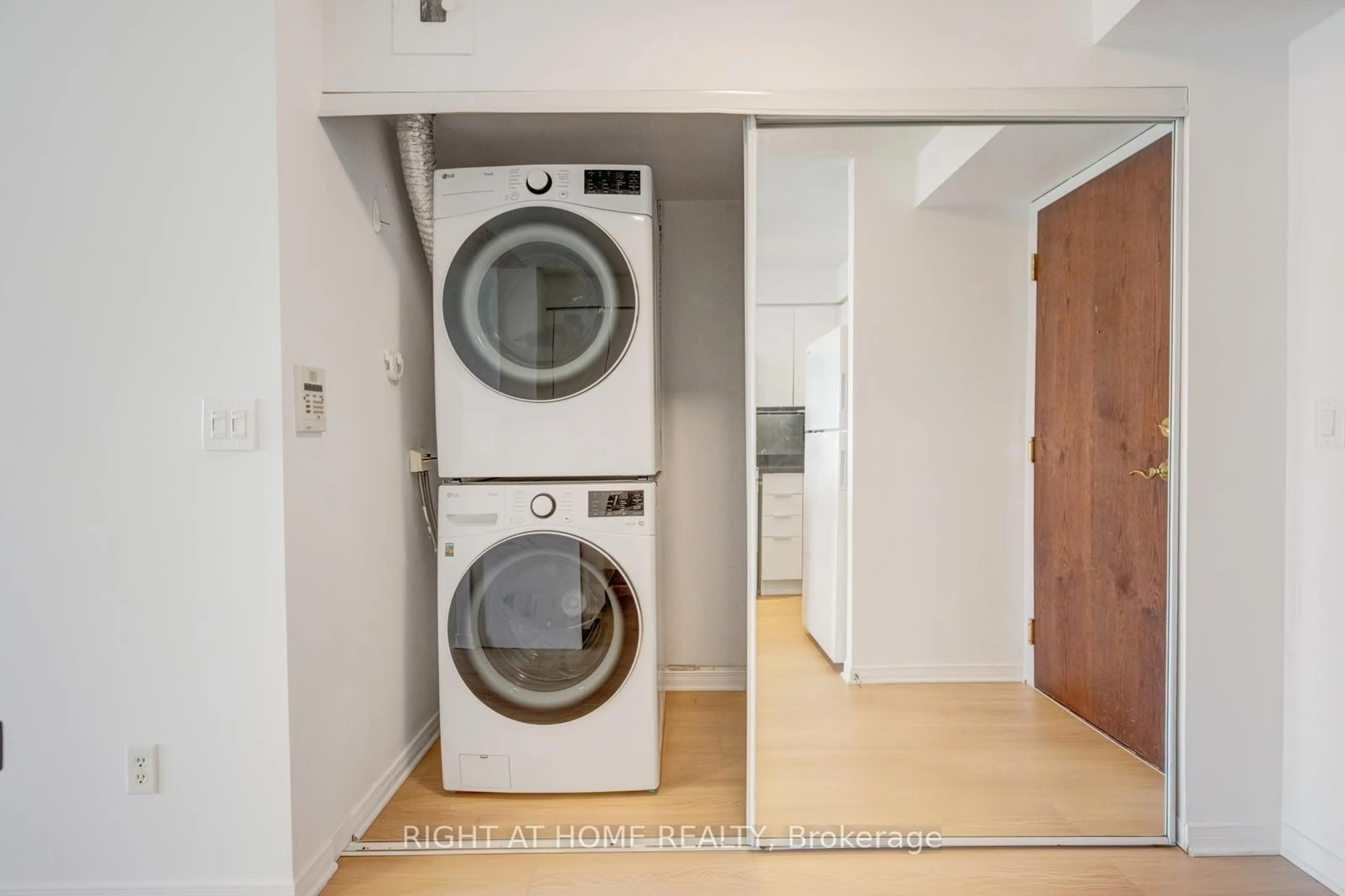 Laundry room for 2565 Erin Centre Blvd #1509, Mississauga Ontario L5M 6Z8
