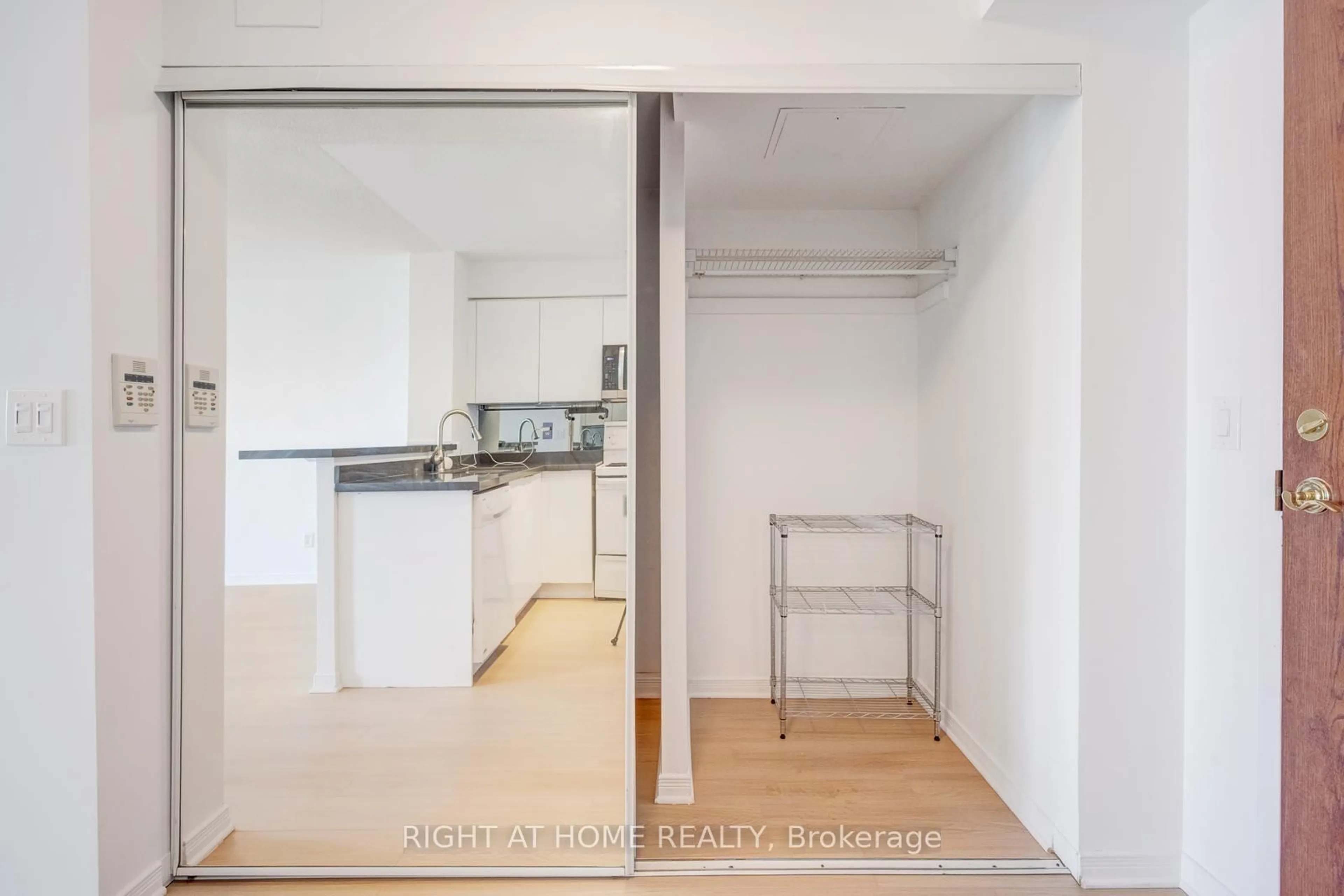 Standard kitchen, unknown for 2565 Erin Centre Blvd #1509, Mississauga Ontario L5M 6Z8
