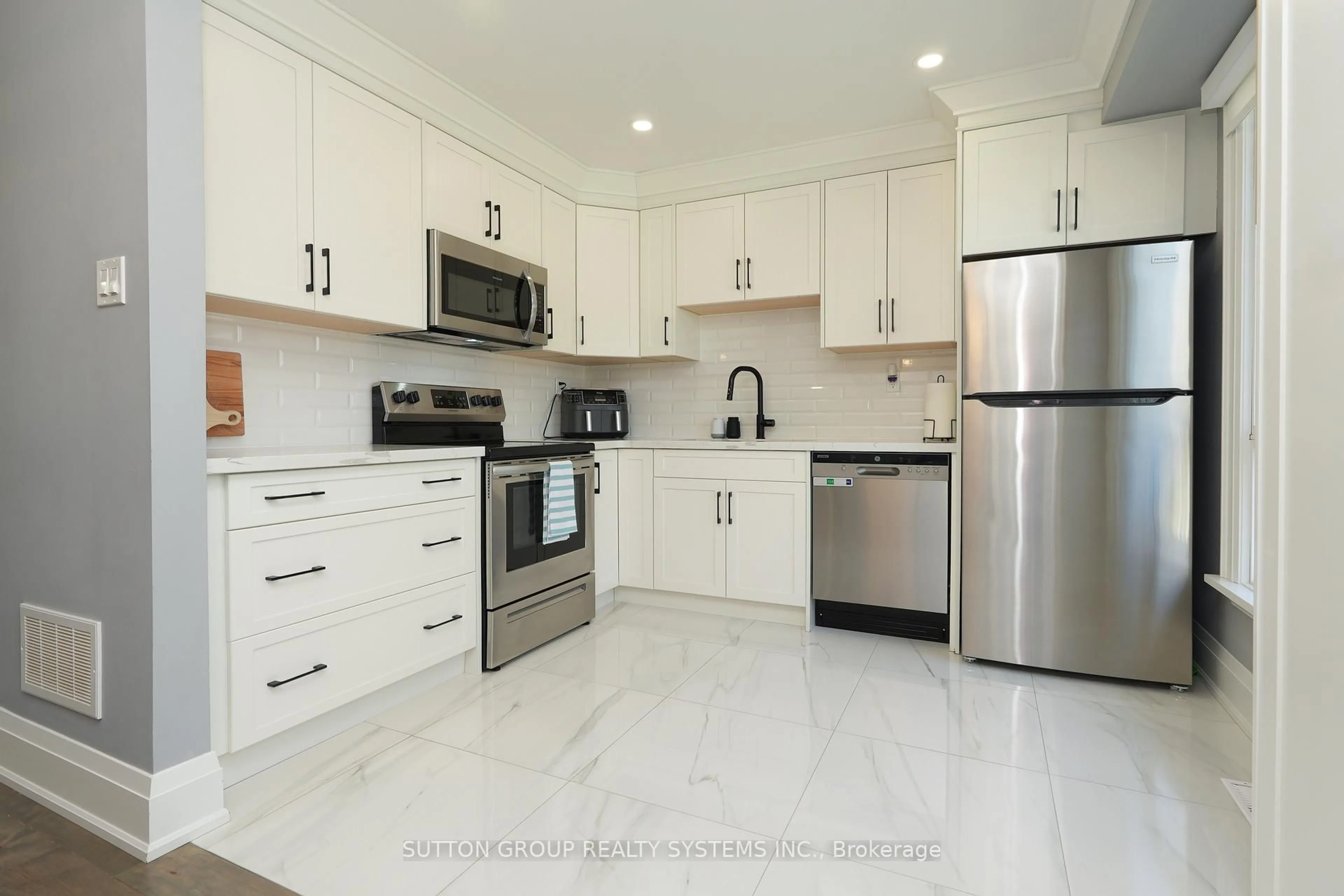 Unknown for 70 Courtleigh Sq, Brampton Ontario L6Z 1J3