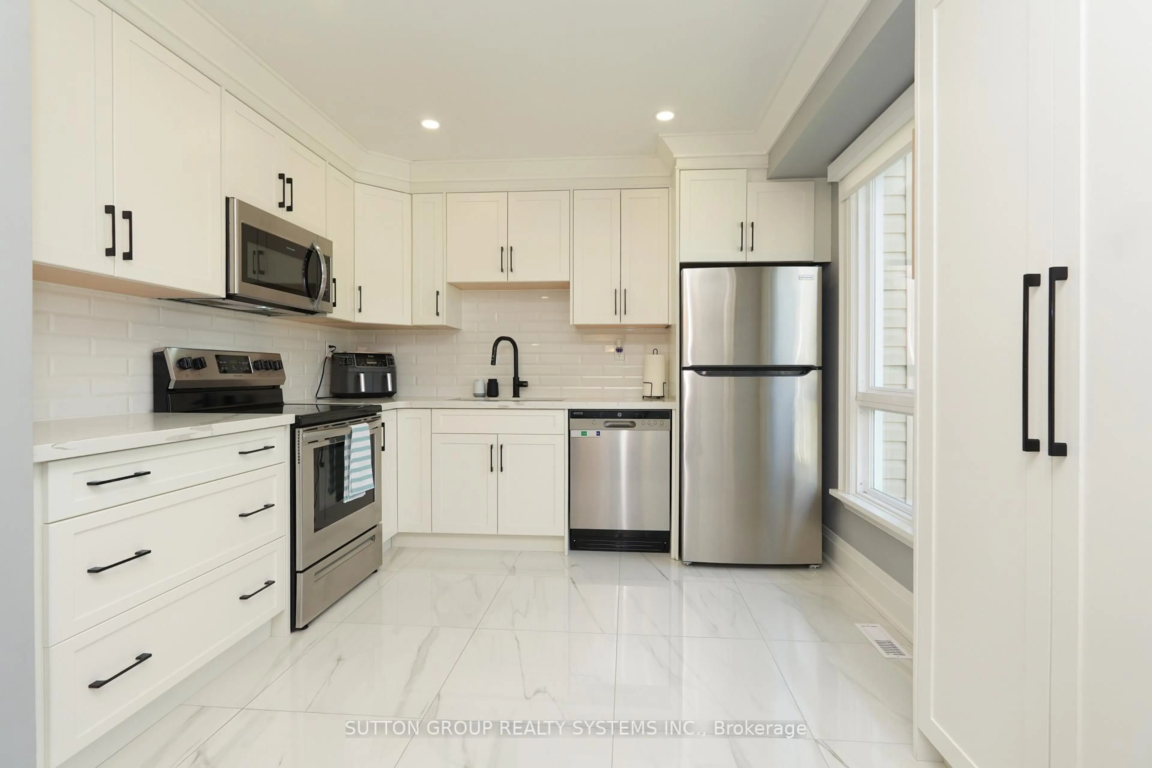 Standard kitchen, ceramic/tile floor for 70 Courtleigh Sq, Brampton Ontario L6Z 1J3