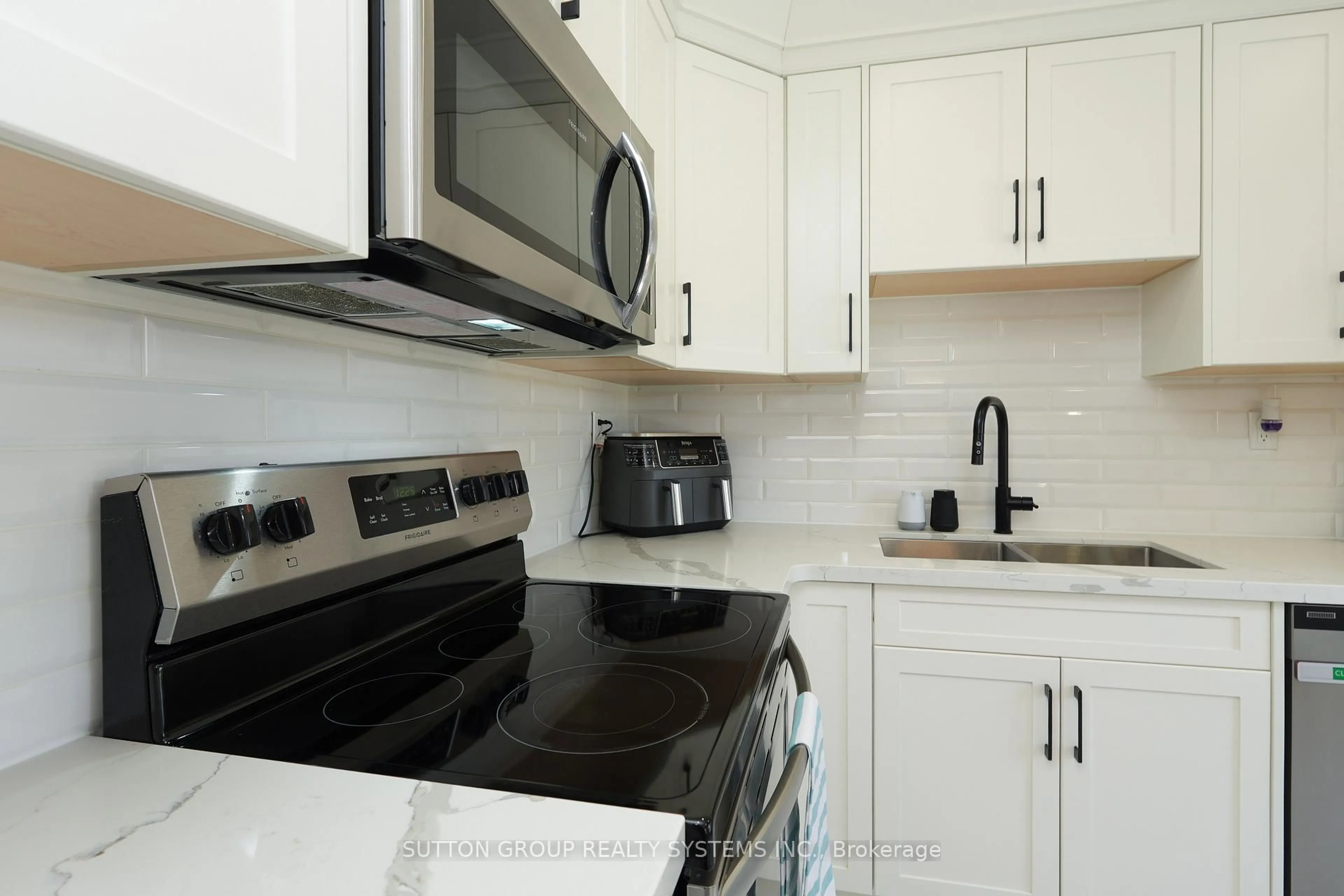 Standard kitchen, unknown for 70 Courtleigh Sq, Brampton Ontario L6Z 1J3