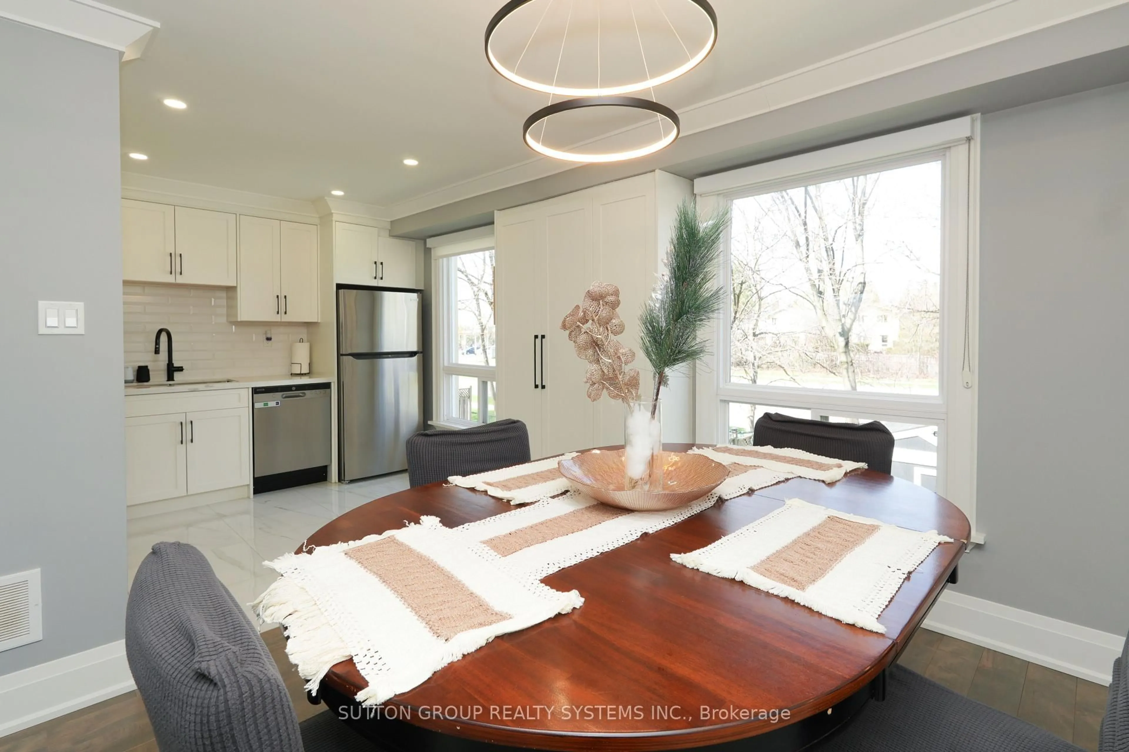 Open concept kitchen, wood/laminate floor for 70 Courtleigh Sq, Brampton Ontario L6Z 1J3