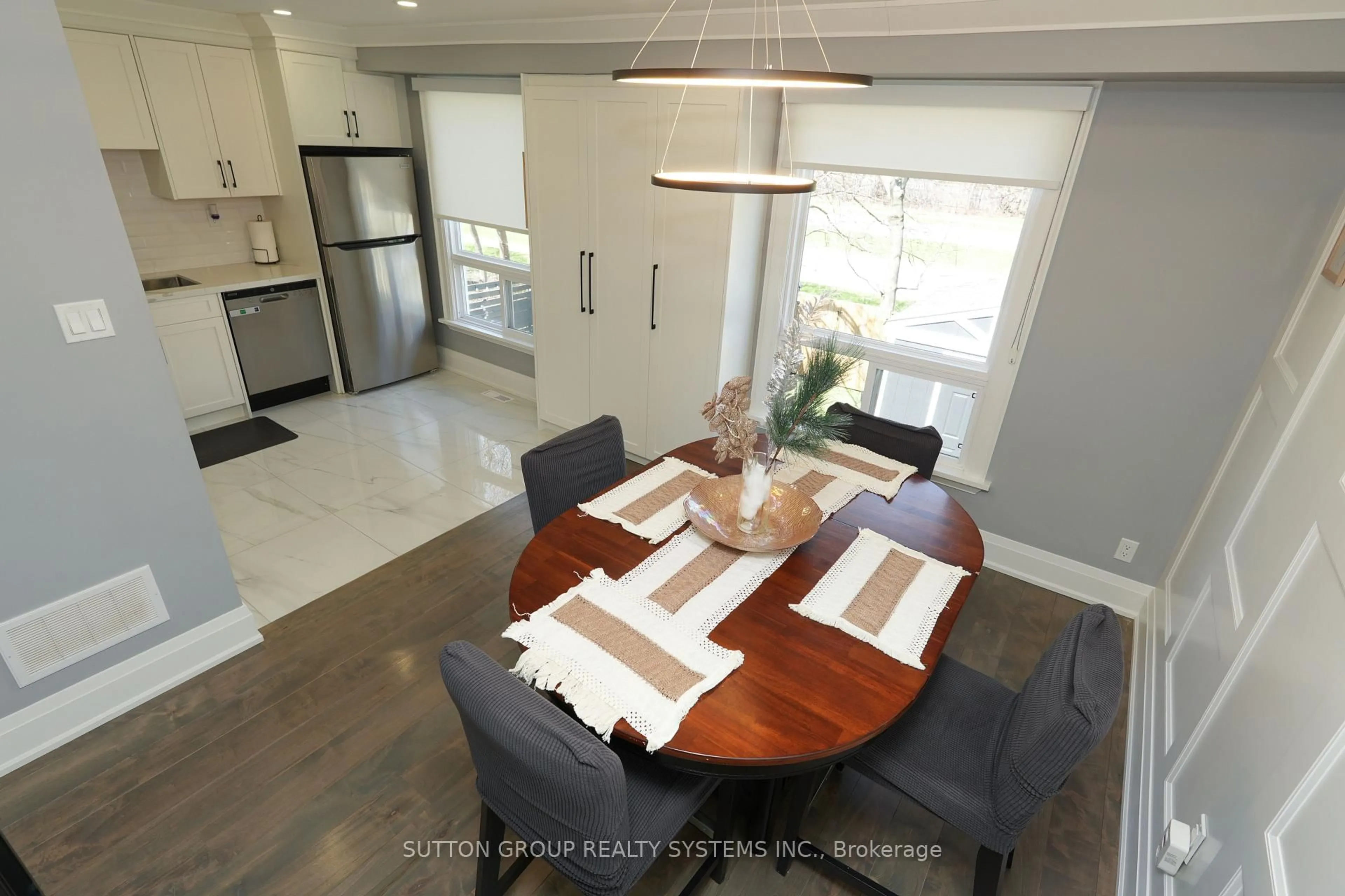 Open concept kitchen, unknown for 70 Courtleigh Sq, Brampton Ontario L6Z 1J3