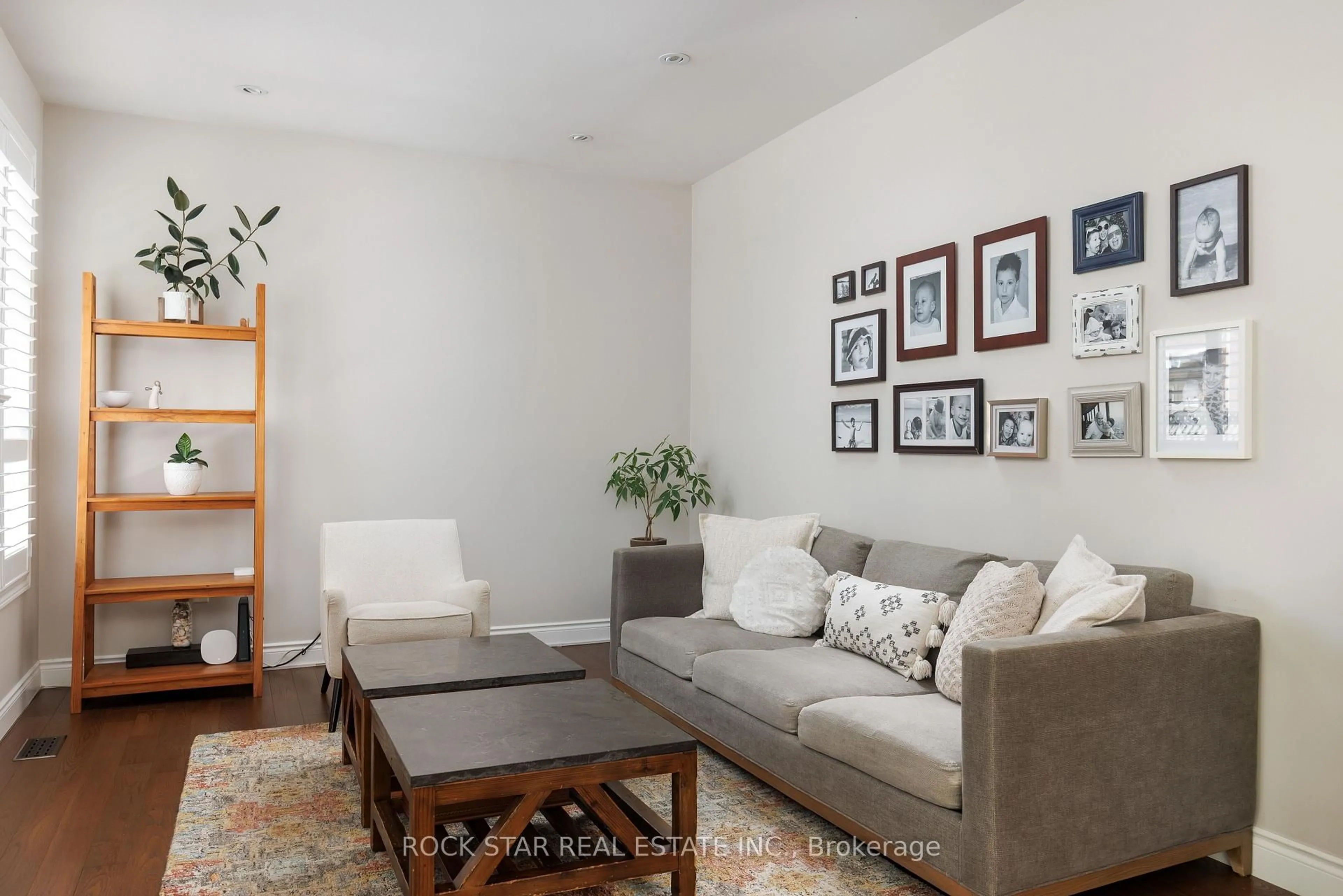 Living room with furniture, wood/laminate floor for 2277 Blue Oak Circ, Oakville Ontario L6M 5J4