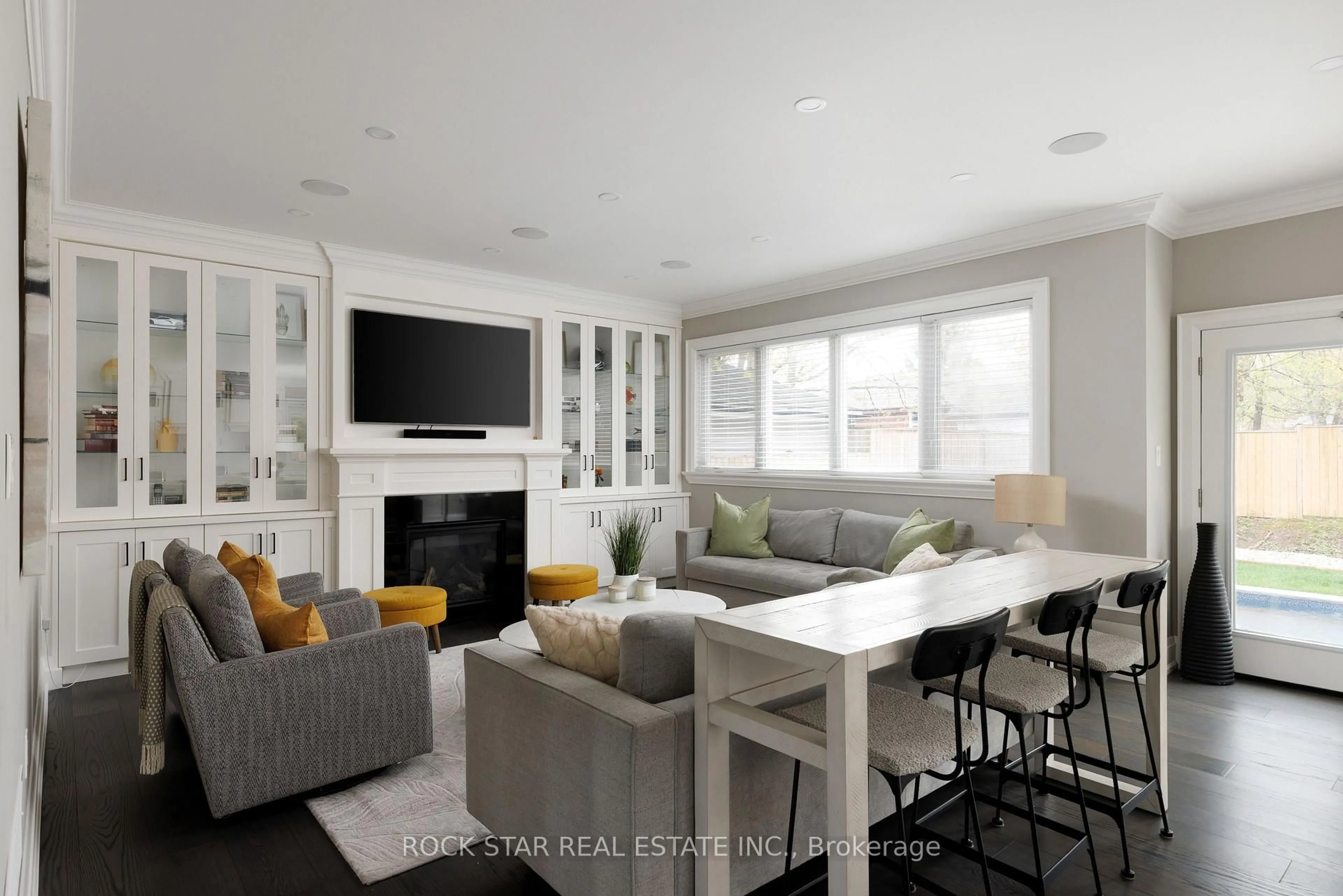 Living room with furniture, unknown for 540 Weir Ave, Oakville Ontario L6L 4X4