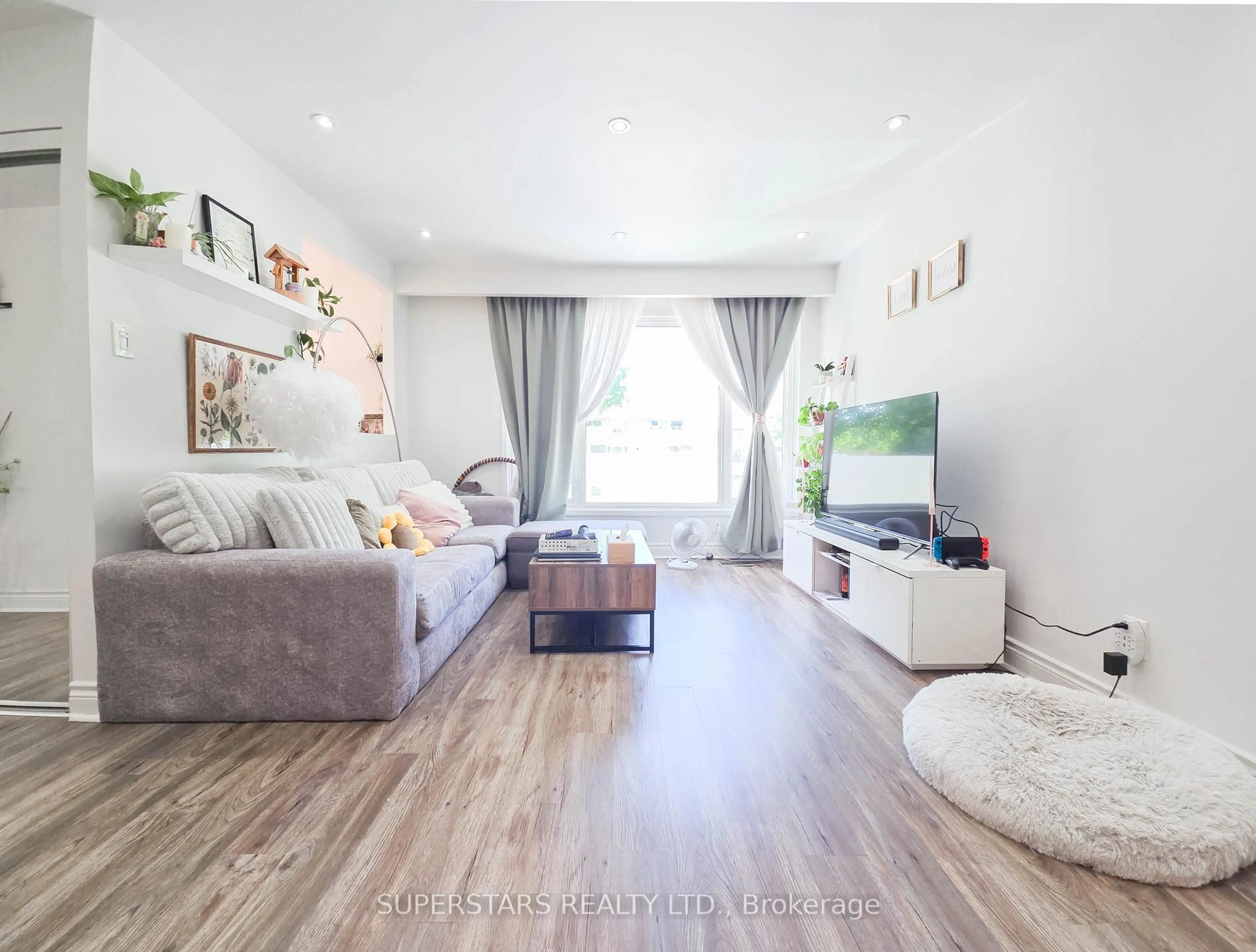 Living room with furniture, wood/laminate floor for 7553 Wildfern Dr, Mississauga Ontario L4T 3P7