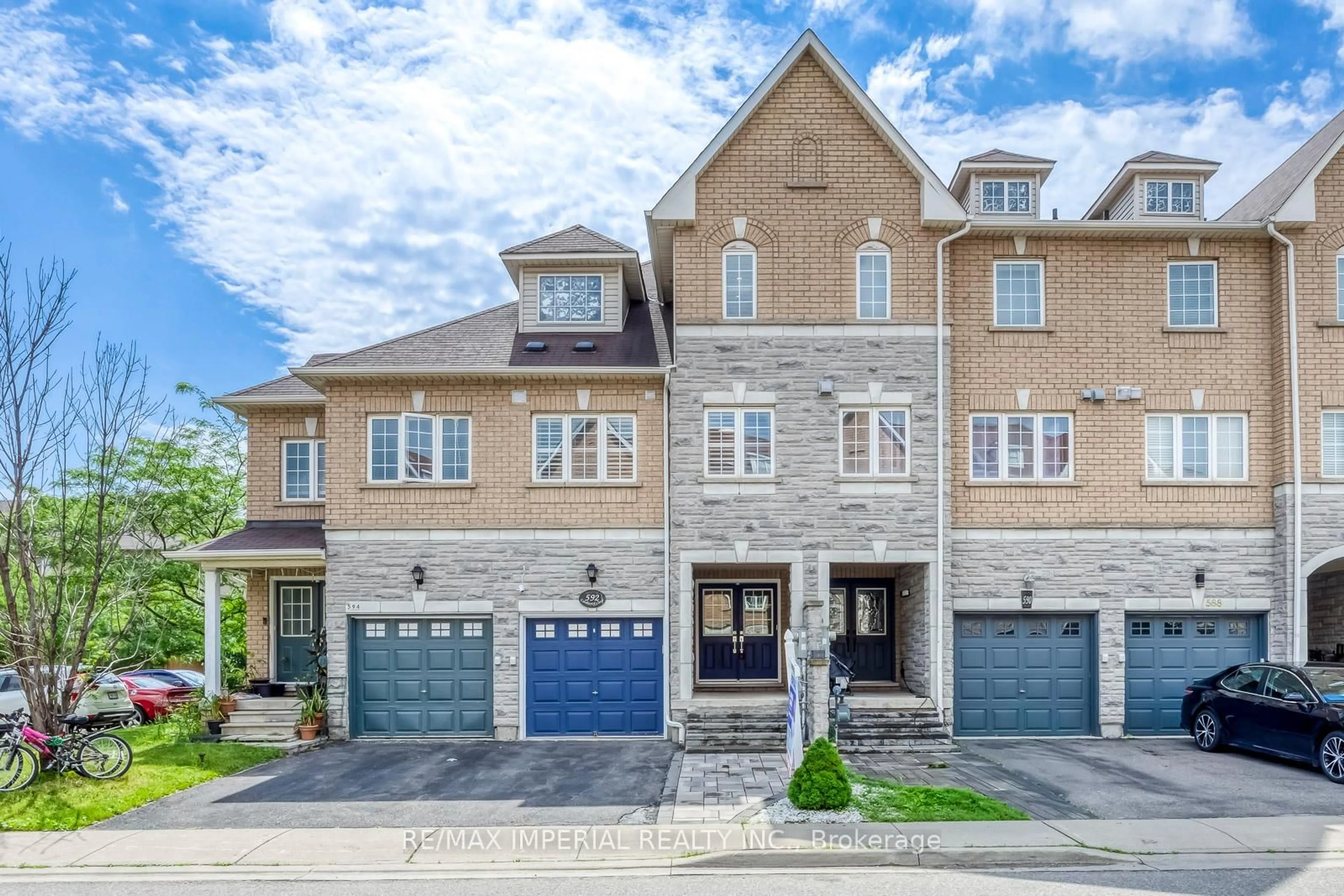 Home with brick exterior material, street for 592 Candlestick Circ, Mississauga Ontario L4Z 0B5