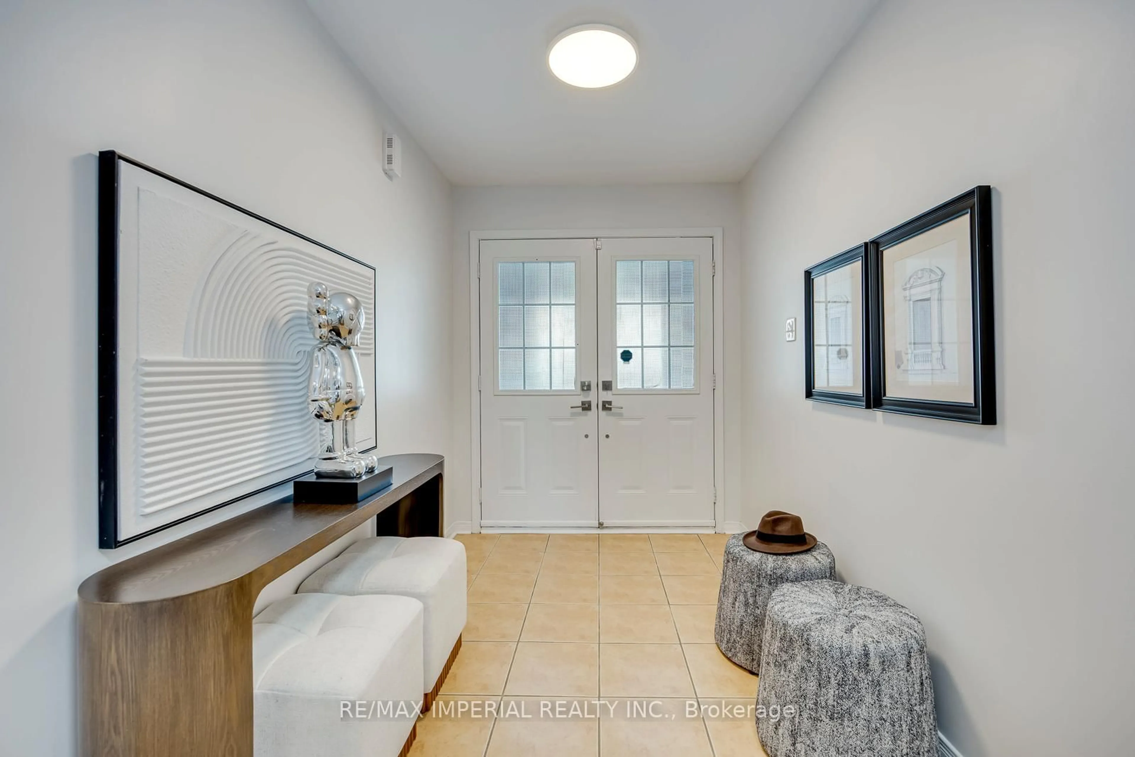 Indoor entryway for 592 Candlestick Circ, Mississauga Ontario L4Z 0B5