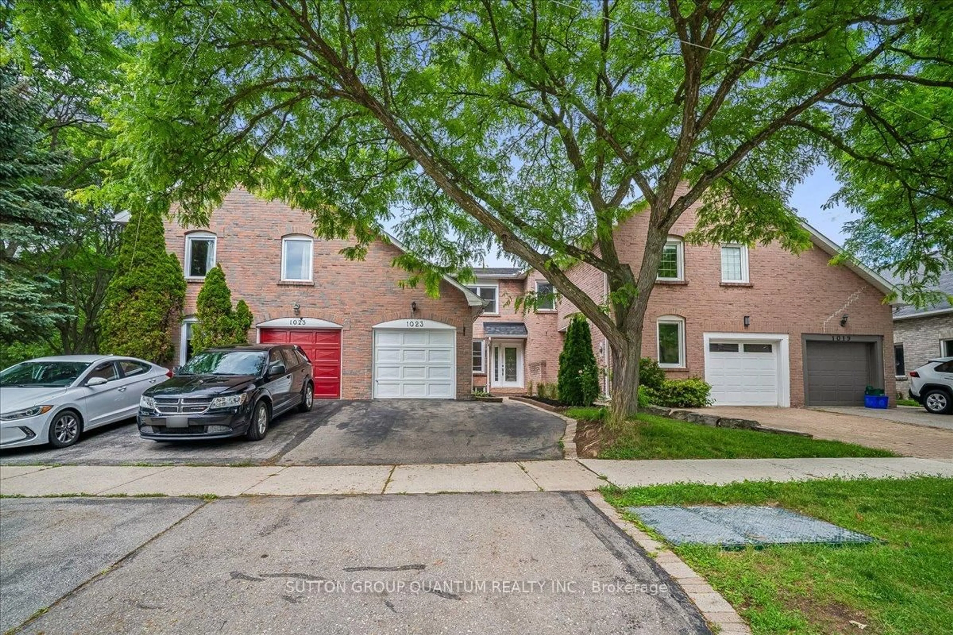 A pic from outside/outdoor area/front of a property/back of a property/a pic from drone, street for 1023 Runnymead Cres, Oakville Ontario L6M 1C5